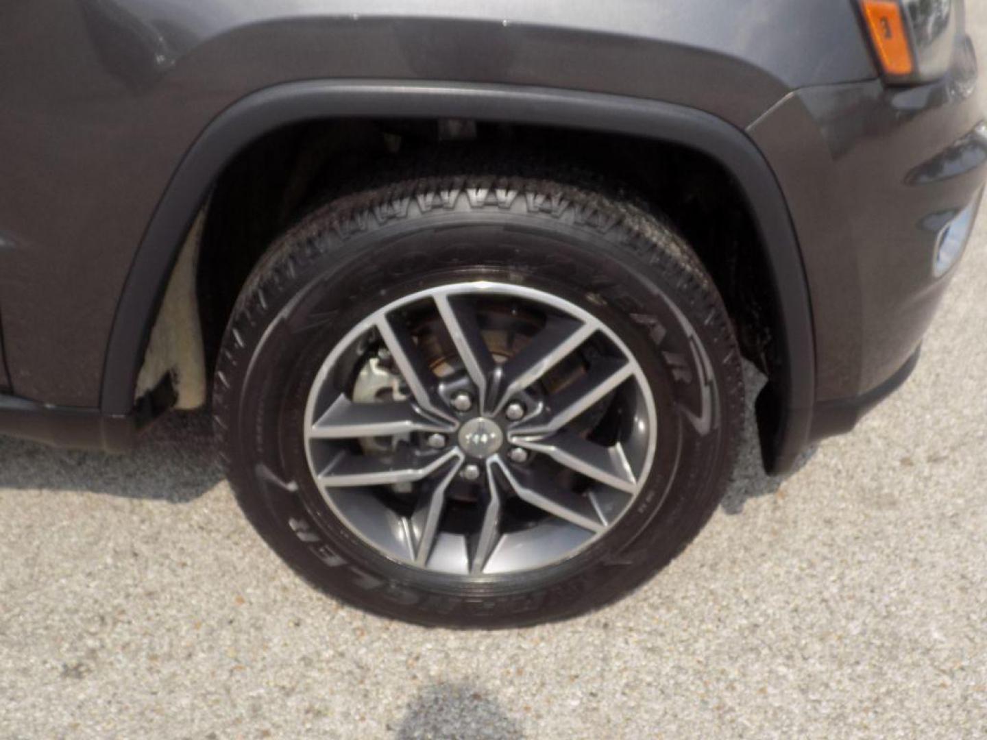 2018 GRAY JEEP GRAND CHEROKEE LIMITED (1C4RJEBG3JC) with an 3.6L engine, Automatic transmission, located at 830 E. Canino Rd., Houston, TX, 77037, (281) 405-0440, 38.358219, -81.729942 - Photo#20