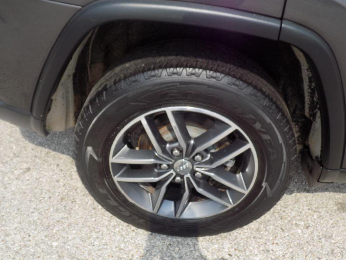 2018 GRAY JEEP GRAND CHEROKEE LIMITED (1C4RJEBG3JC) with an 3.6L engine, Automatic transmission, located at 830 E. Canino Rd., Houston, TX, 77037, (281) 405-0440, 38.358219, -81.729942 - Photo#21