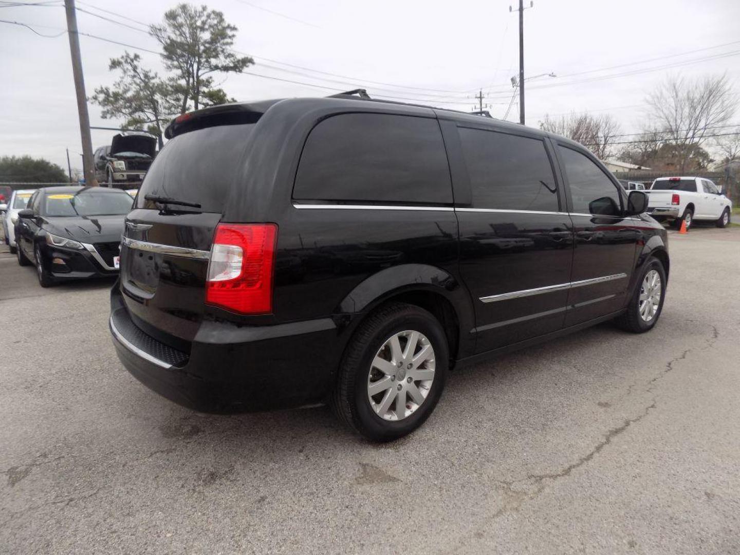 2016 BLACK CHRYSLER TOWN and COUNTRY TOURING (2C4RC1BG4GR) with an 3.6L engine, Automatic transmission, located at 830 E. Canino Rd., Houston, TX, 77037, (281) 405-0440, 38.358219, -81.729942 - Photo#8