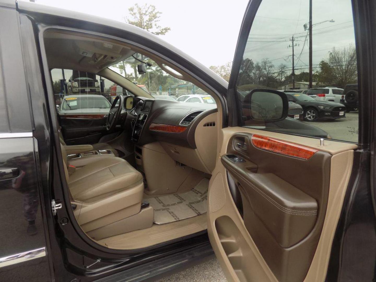 2016 BLACK CHRYSLER TOWN and COUNTRY TOURING (2C4RC1BG4GR) with an 3.6L engine, Automatic transmission, located at 830 E. Canino Rd., Houston, TX, 77037, (281) 405-0440, 38.358219, -81.729942 - Photo#11