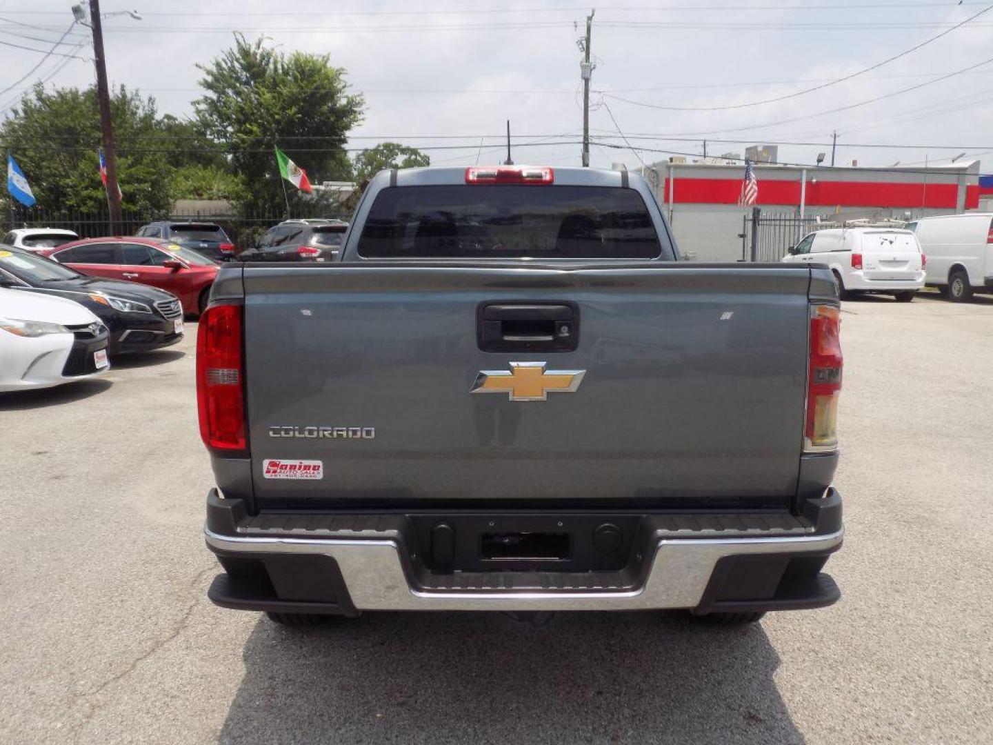 2018 GRAY CHEVROLET COLORADO (1GCHSBEA7J1) with an 2.5L engine, Automatic transmission, located at 830 E. Canino Rd., Houston, TX, 77037, (281) 405-0440, 38.358219, -81.729942 - Photo#1