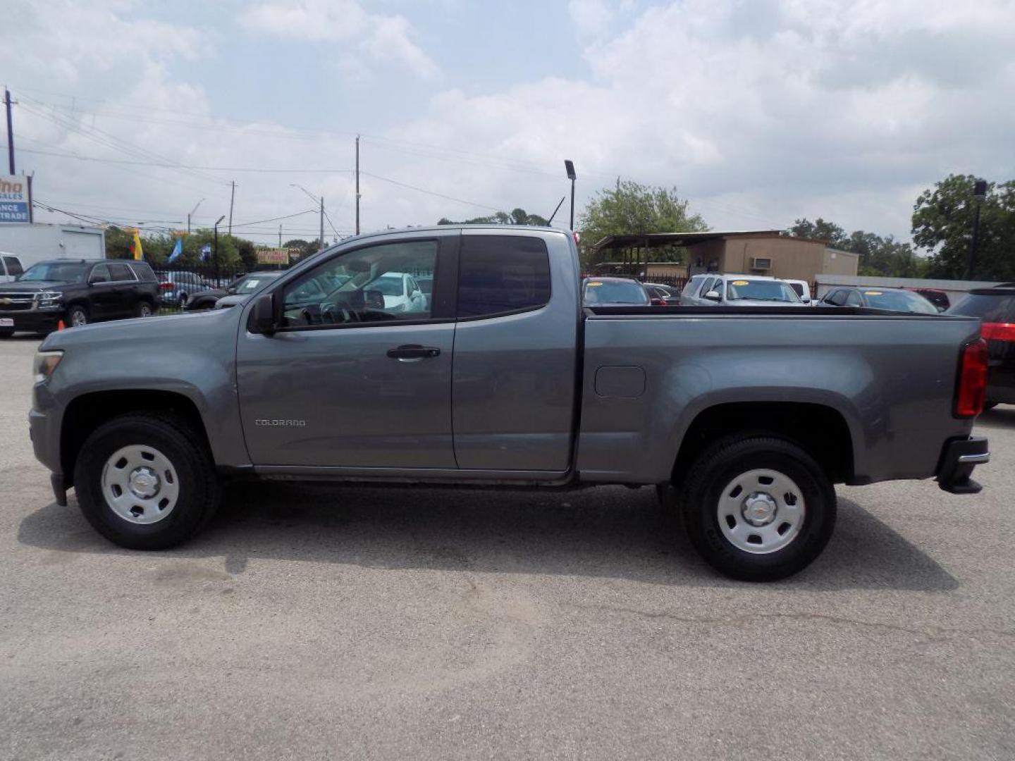 2018 GRAY CHEVROLET COLORADO (1GCHSBEA7J1) with an 2.5L engine, Automatic transmission, located at 830 E. Canino Rd., Houston, TX, 77037, (281) 405-0440, 38.358219, -81.729942 - Photo#3