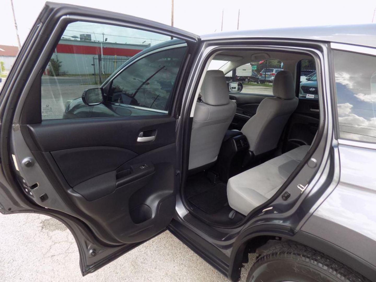 2015 GRAY HONDA CR-V LX (2HKRM3H39FH) with an 2.4L engine, Continuously Variable transmission, located at 830 E. Canino Rd., Houston, TX, 77037, (281) 405-0440, 38.358219, -81.729942 - Photo#12