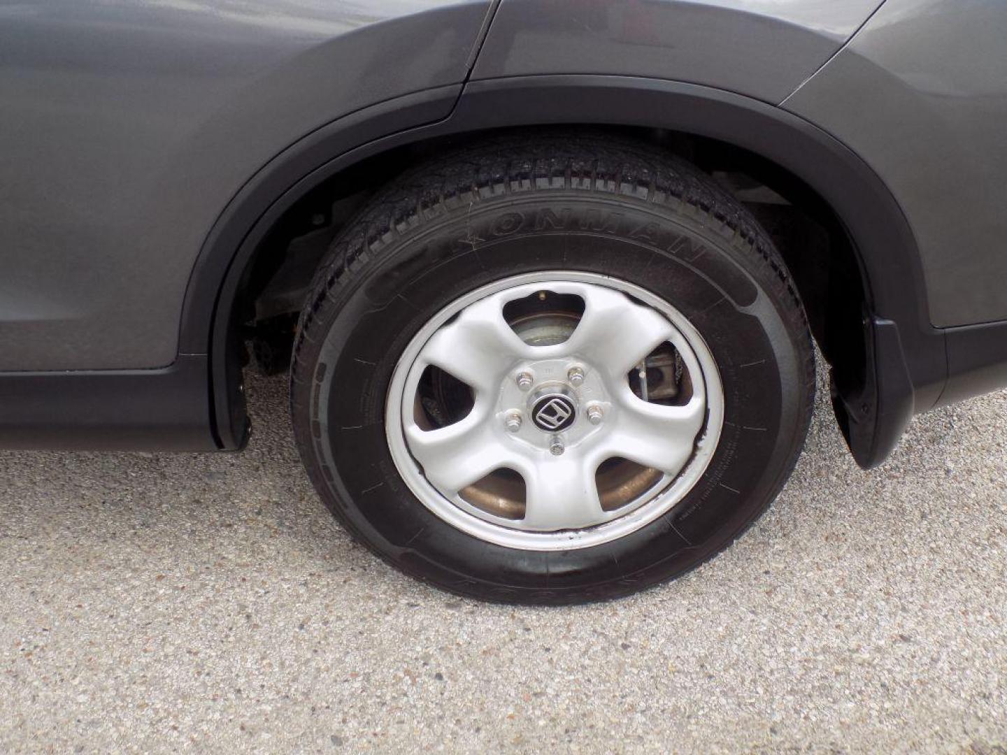 2015 GRAY HONDA CR-V LX (2HKRM3H39FH) with an 2.4L engine, Continuously Variable transmission, located at 830 E. Canino Rd., Houston, TX, 77037, (281) 405-0440, 38.358219, -81.729942 - Photo#17