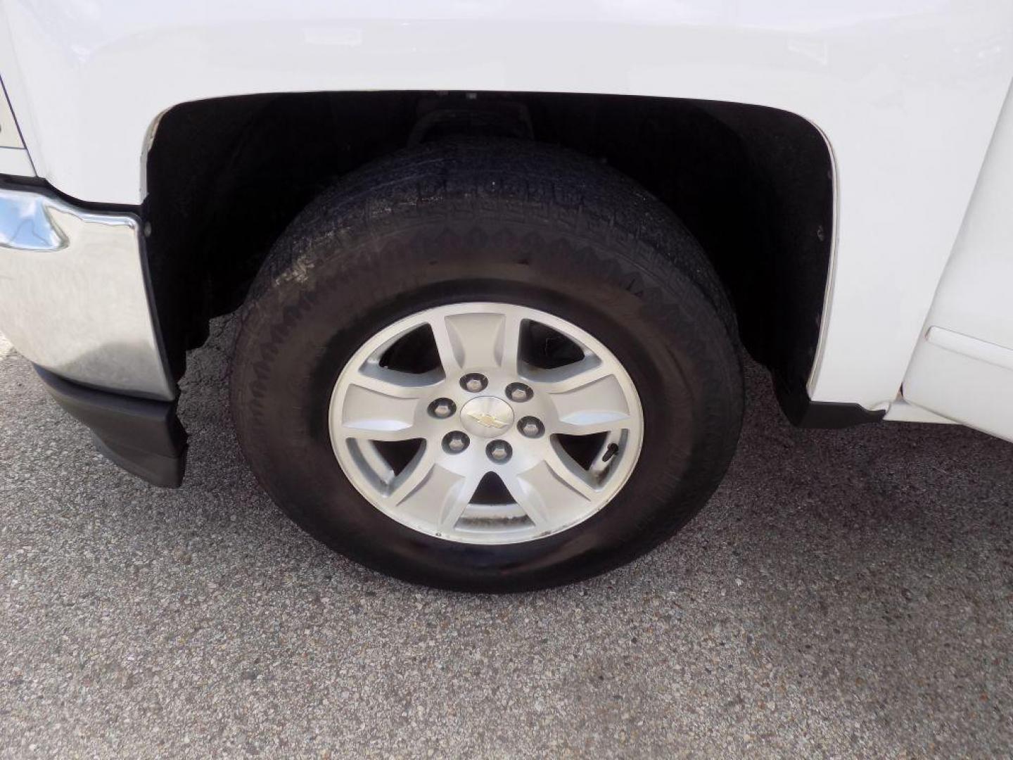 2016 WHITE CHEVROLET SILVERADO 1500 LT (1GCRCREC2GZ) with an 5.3L engine, Automatic transmission, located at 830 E. Canino Rd., Houston, TX, 77037, (281) 405-0440, 38.358219, -81.729942 - Photo#18