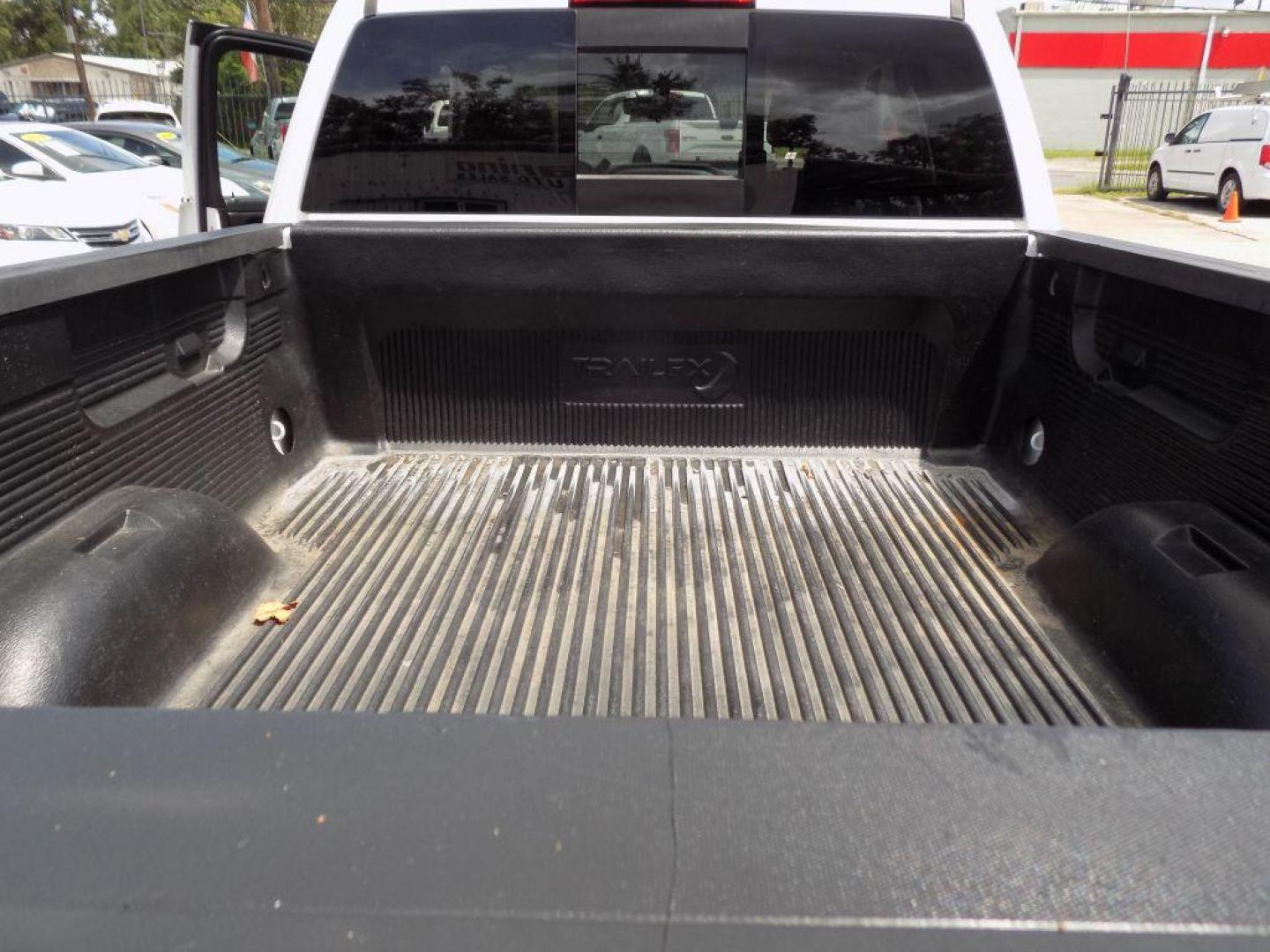 2016 WHITE CHEVROLET SILVERADO 1500 LT (1GCRCREC2GZ) with an 5.3L engine, Automatic transmission, located at 830 E. Canino Rd., Houston, TX, 77037, (281) 405-0440, 38.358219, -81.729942 - Photo#21