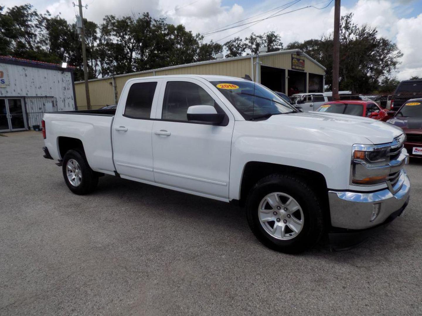 2016 WHITE CHEVROLET SILVERADO 1500 LT (1GCRCREC2GZ) with an 5.3L engine, Automatic transmission, located at 830 E. Canino Rd., Houston, TX, 77037, (281) 405-0440, 38.358219, -81.729942 - Photo#6