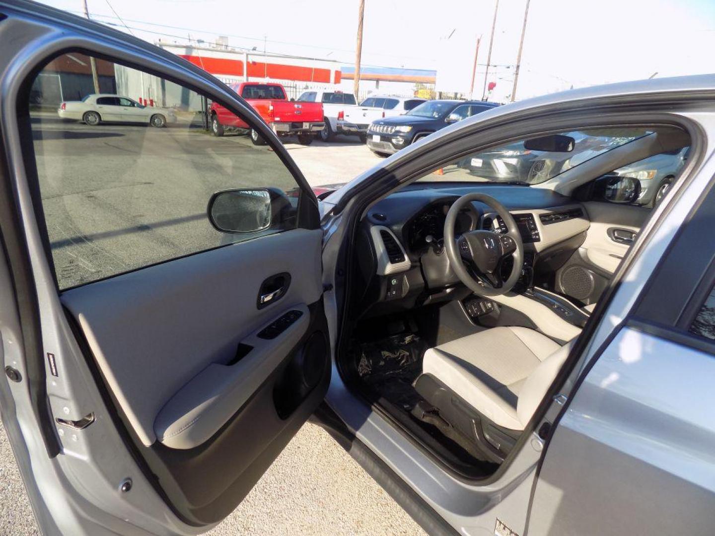2018 SILVER HONDA HR-V LX (3CZRU5H3XJG) with an 1.8L engine, Continuously Variable transmission, located at 830 E. Canino Rd., Houston, TX, 77037, (281) 405-0440, 38.358219, -81.729942 - Photo#15