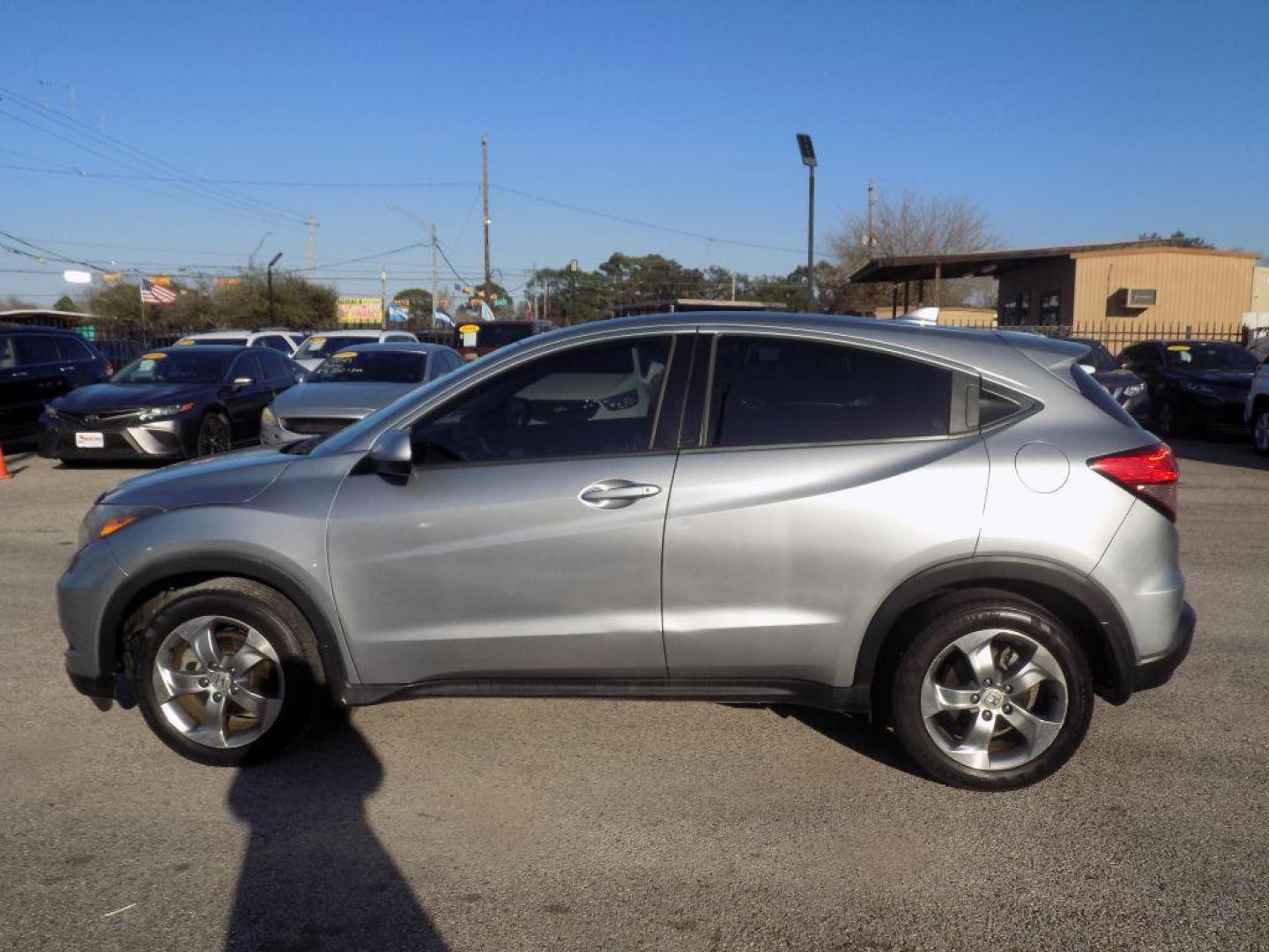 2018 SILVER HONDA HR-V LX (3CZRU5H3XJG) with an 1.8L engine, Continuously Variable transmission, located at 830 E. Canino Rd., Houston, TX, 77037, (281) 405-0440, 38.358219, -81.729942 - Photo#3