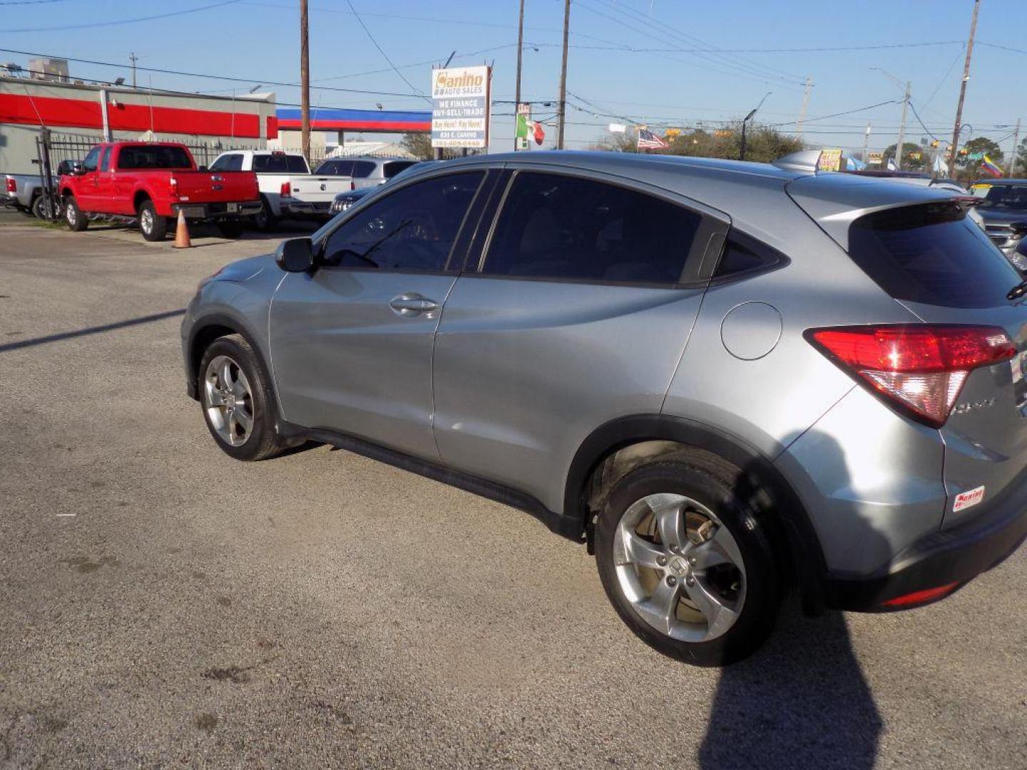 2018 SILVER HONDA HR-V LX (3CZRU5H3XJG) with an 1.8L engine, Continuously Variable transmission, located at 830 E. Canino Rd., Houston, TX, 77037, (281) 405-0440, 38.358219, -81.729942 - Photo#4