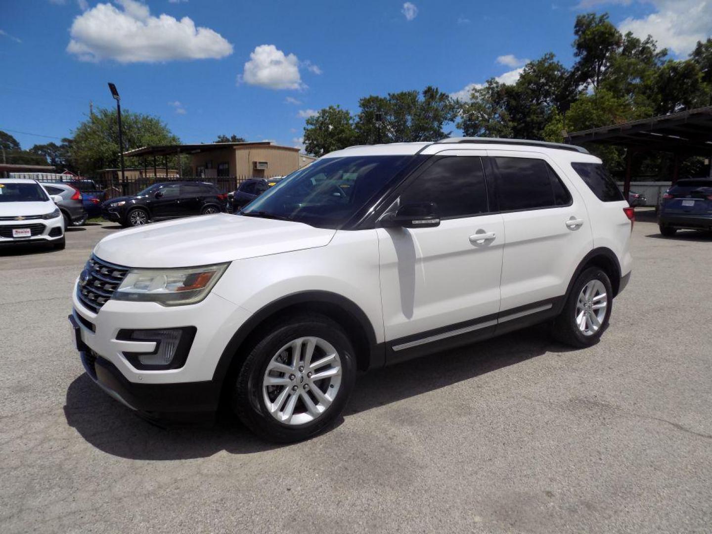 2017 WHITE FORD EXPLORER XLT (1FM5K7DH2HG) with an 2.3L engine, Automatic transmission, located at 830 E. Canino Rd., Houston, TX, 77037, (281) 405-0440, 38.358219, -81.729942 - Photo#5