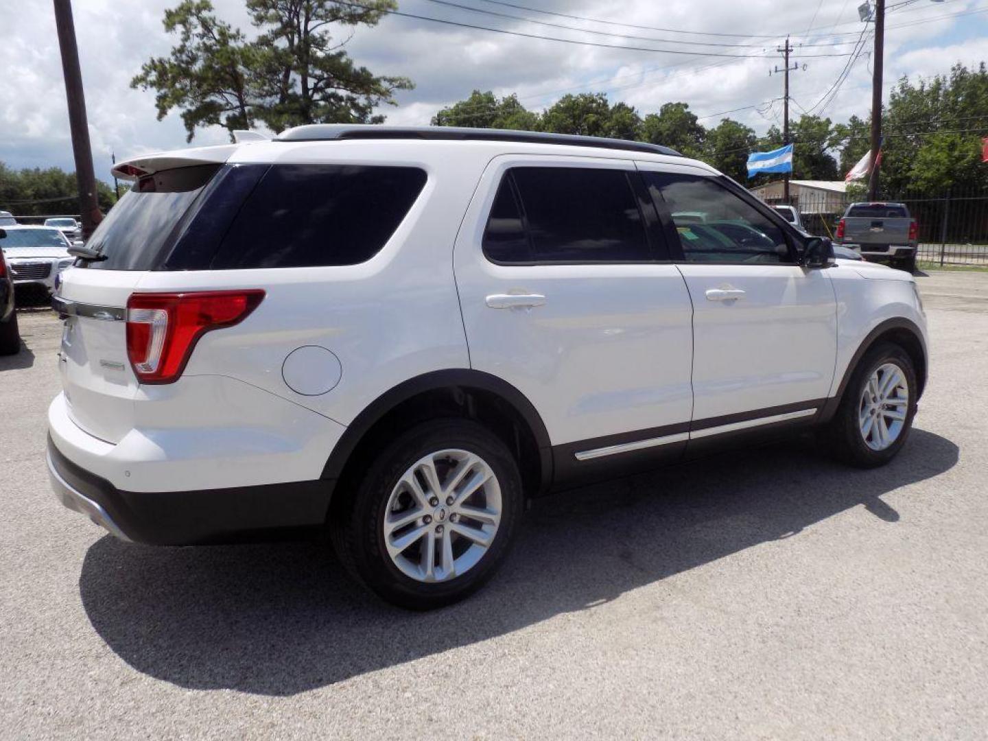 2017 WHITE FORD EXPLORER XLT (1FM5K7DH2HG) with an 2.3L engine, Automatic transmission, located at 830 E. Canino Rd., Houston, TX, 77037, (281) 405-0440, 38.358219, -81.729942 - Photo#7
