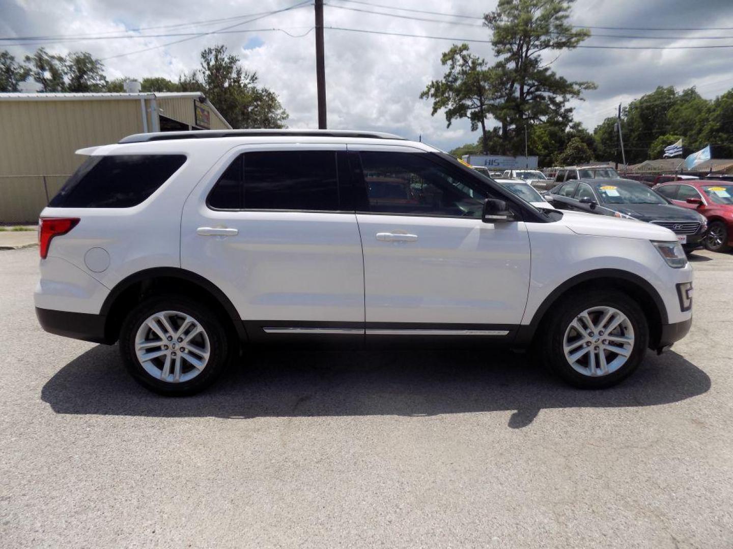 2017 WHITE FORD EXPLORER XLT (1FM5K7DH2HG) with an 2.3L engine, Automatic transmission, located at 830 E. Canino Rd., Houston, TX, 77037, (281) 405-0440, 38.358219, -81.729942 - Photo#1