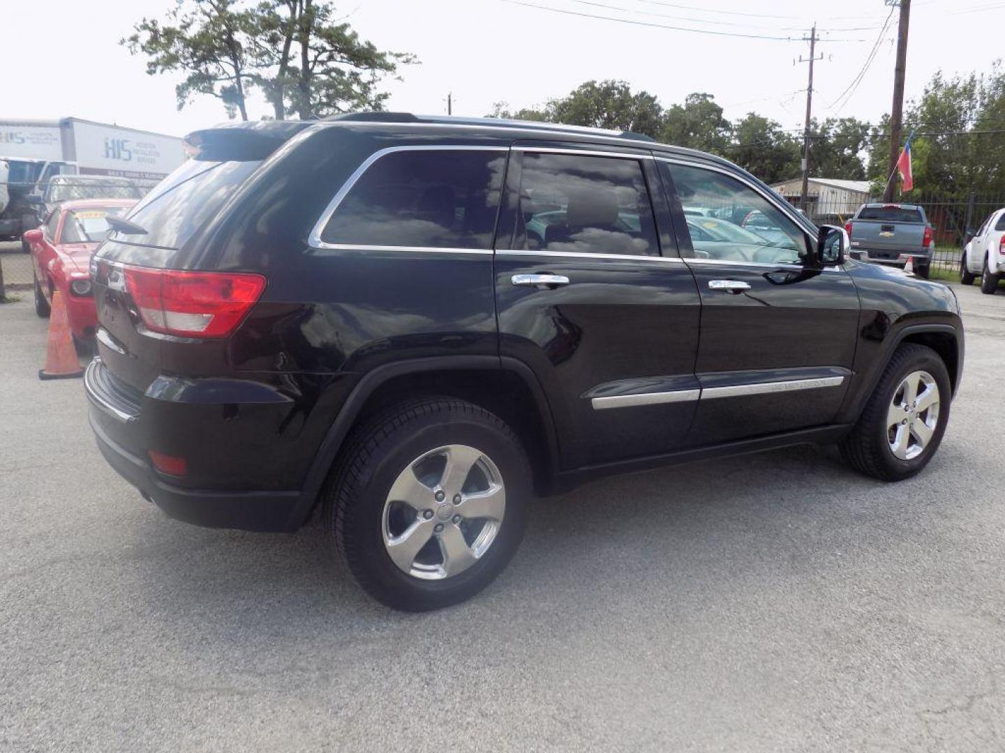 2013 GREEN JEEP GRAND CHEROKEE LIMITED (1C4RJEBT8DC) with an 5.7L engine, Automatic transmission, located at 830 E. Canino Rd., Houston, TX, 77037, (281) 405-0440, 38.358219, -81.729942 - Photo#7