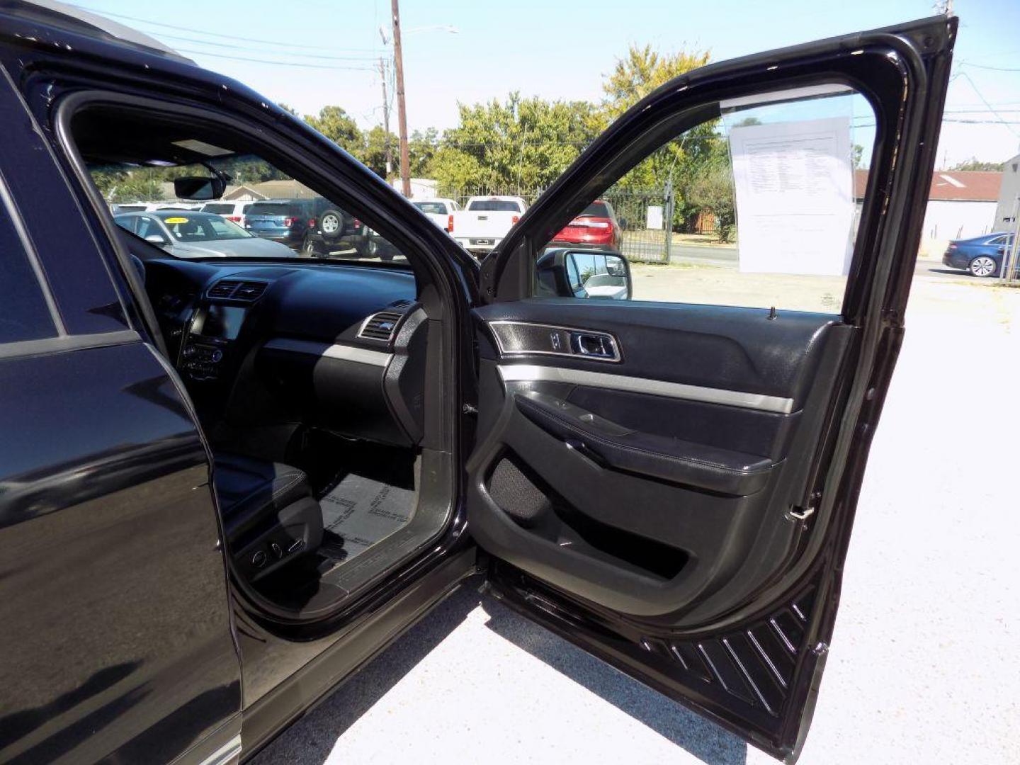 2016 BLACK FORD EXPLORER XLT (1FM5K7D8XGG) with an 3.5L engine, Automatic transmission, located at 830 E. Canino Rd., Houston, TX, 77037, (281) 405-0440, 38.358219, -81.729942 - Photo#12