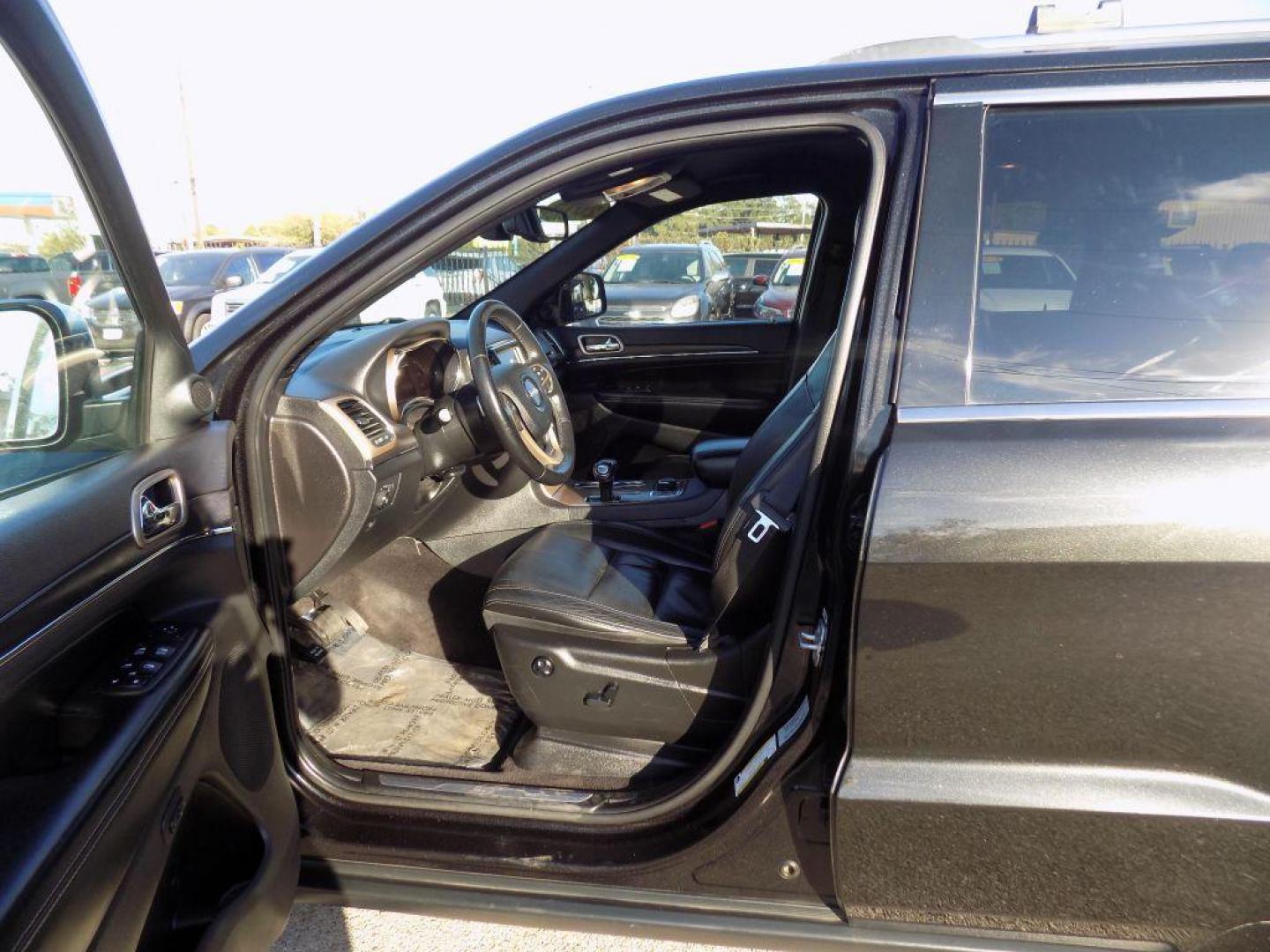 2015 BLACK JEEP GRAND CHEROKEE LIMITED (1C4RJFBG2FC) with an 3.6L engine, Automatic transmission, located at 830 E. Canino Rd., Houston, TX, 77037, (281) 405-0440, 38.358219, -81.729942 - Photo#16