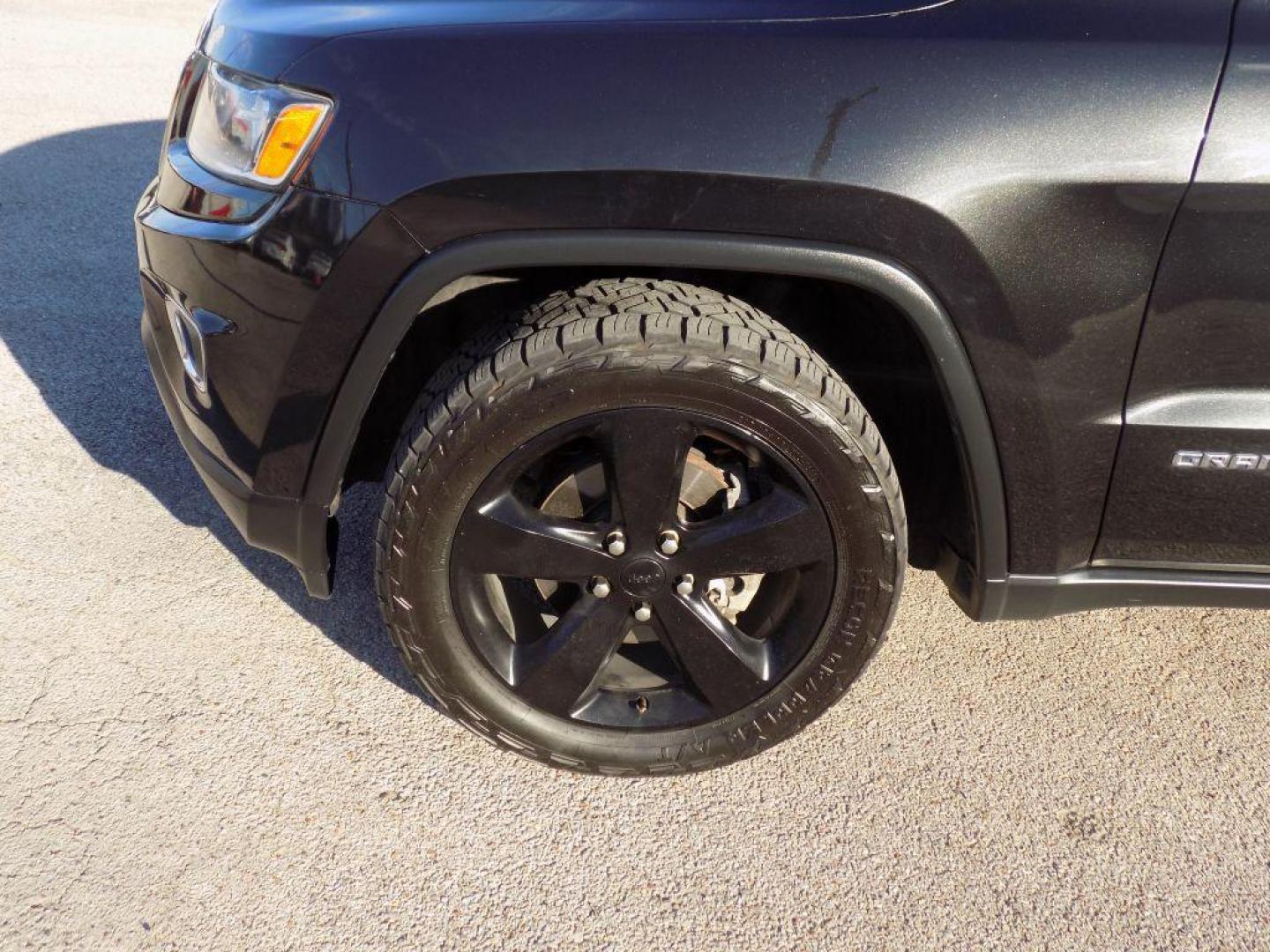 2015 BLACK JEEP GRAND CHEROKEE LIMITED (1C4RJFBG2FC) with an 3.6L engine, Automatic transmission, located at 830 E. Canino Rd., Houston, TX, 77037, (281) 405-0440, 38.358219, -81.729942 - Photo#18