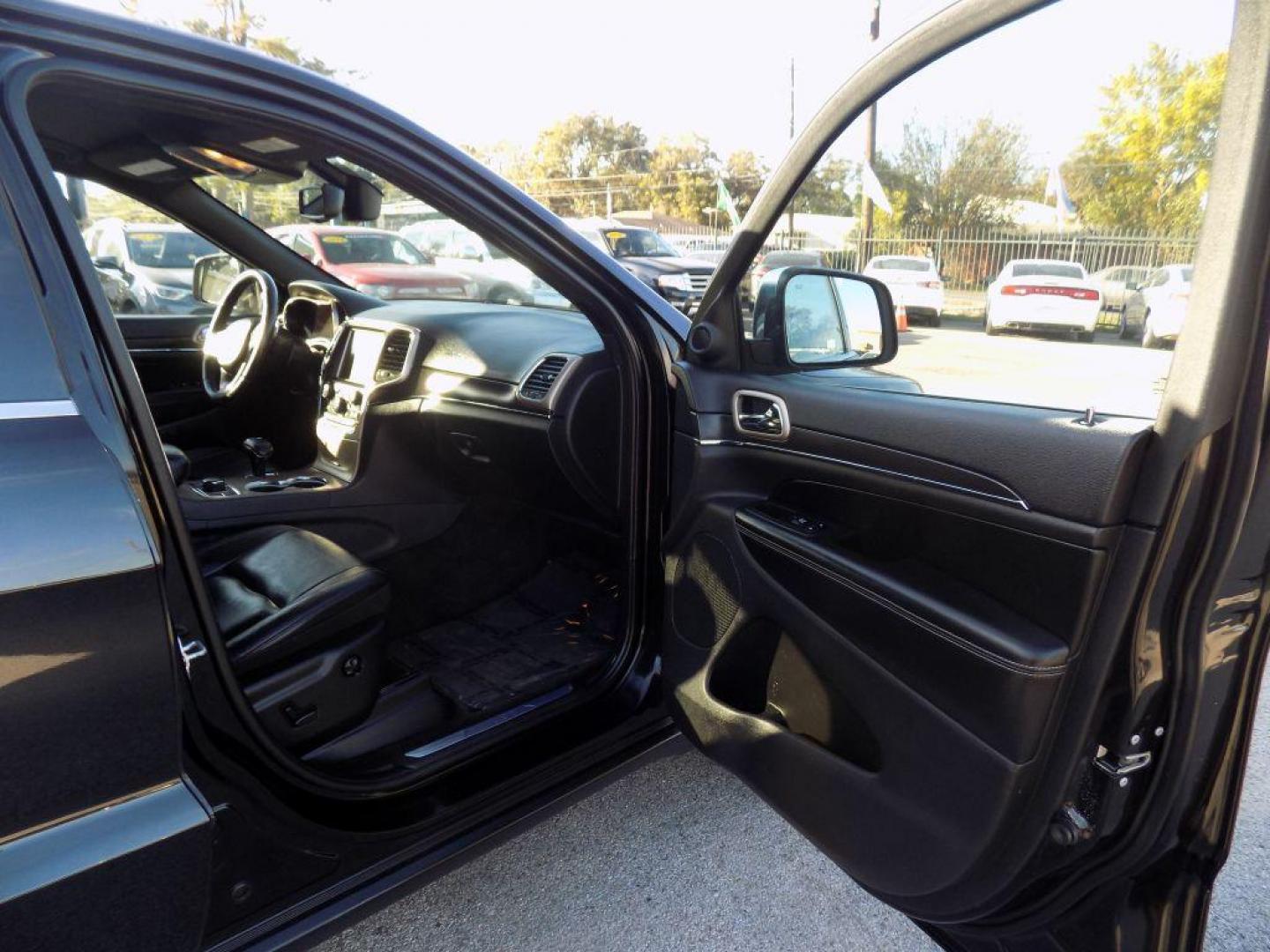 2015 BLACK JEEP GRAND CHEROKEE LIMITED (1C4RJFBG2FC) with an 3.6L engine, Automatic transmission, located at 830 E. Canino Rd., Houston, TX, 77037, (281) 405-0440, 38.358219, -81.729942 - Photo#8