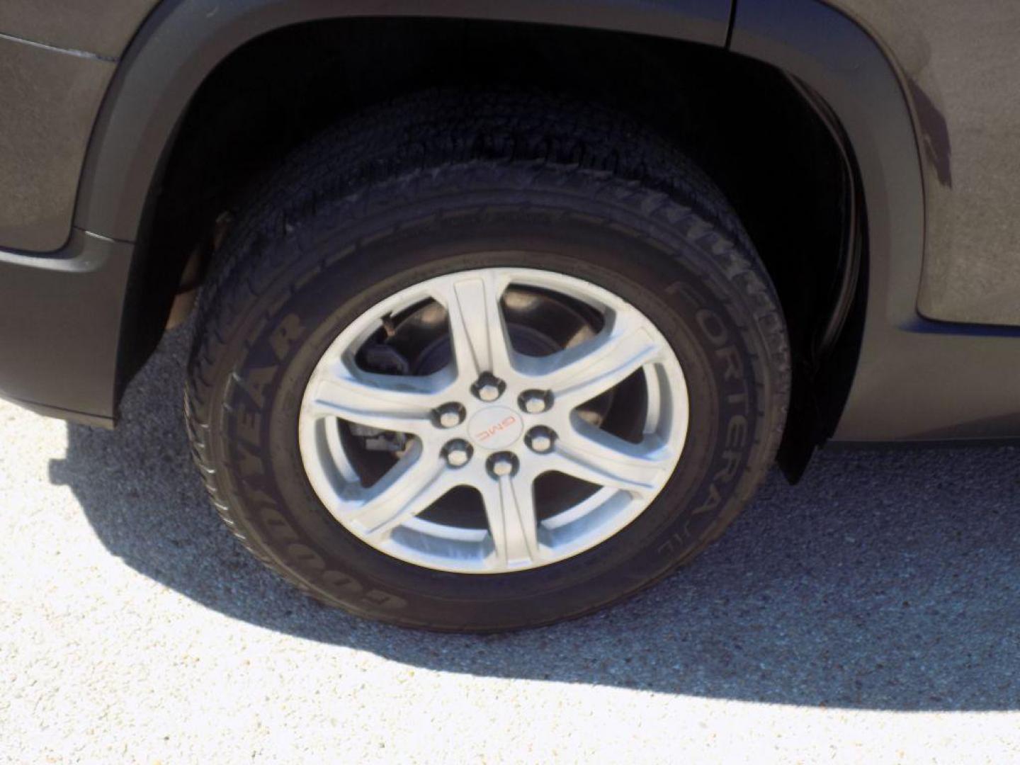 2017 GRAY GMC ACADIA SLE (1GKKNKLA7HZ) with an 2.5L engine, Automatic transmission, located at 830 E. Canino Rd., Houston, TX, 77037, (281) 405-0440, 38.358219, -81.729942 - Photo#9