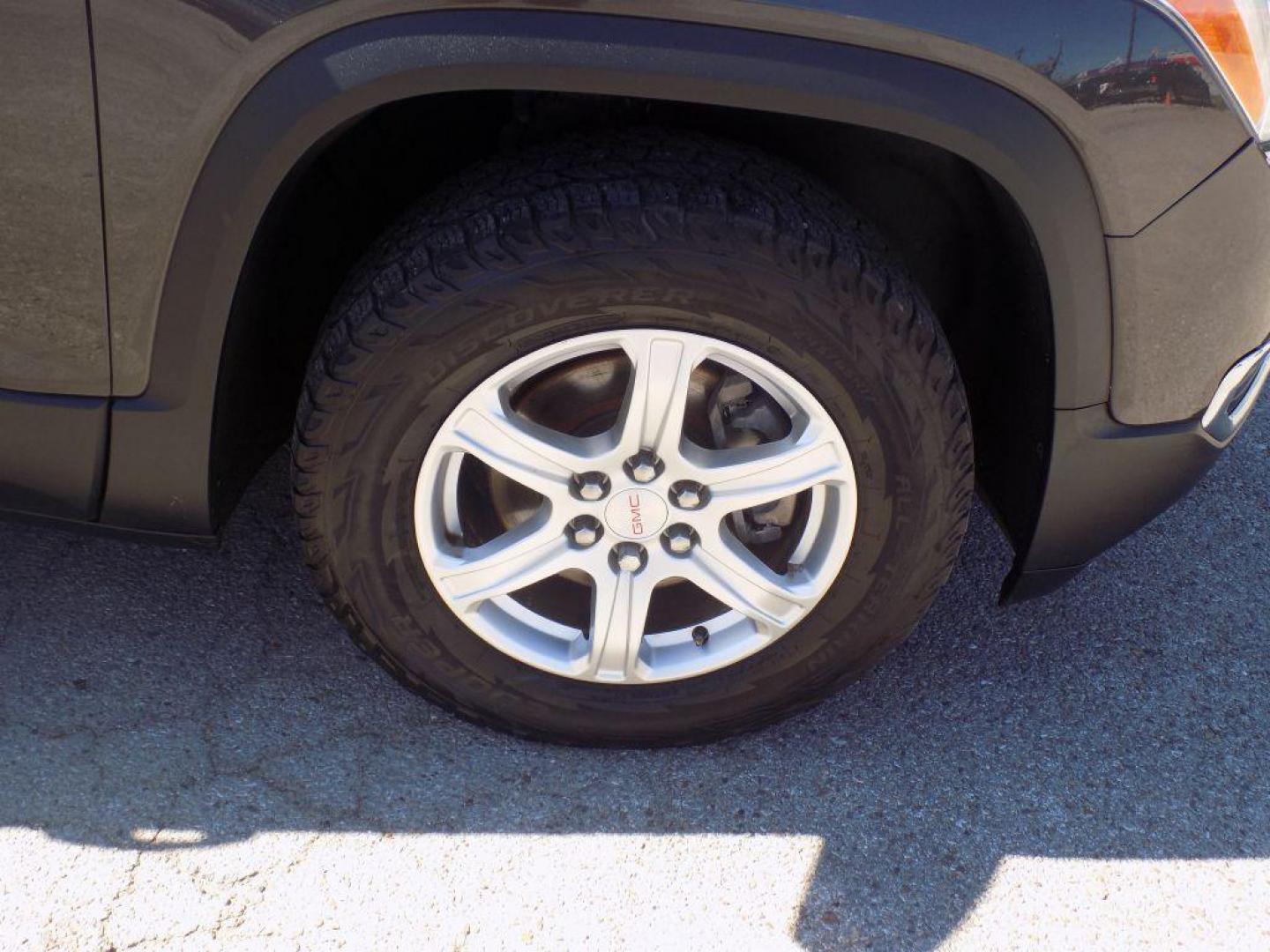 2017 GRAY GMC ACADIA SLE (1GKKNKLA7HZ) with an 2.5L engine, Automatic transmission, located at 830 E. Canino Rd., Houston, TX, 77037, (281) 405-0440, 38.358219, -81.729942 - Photo#10
