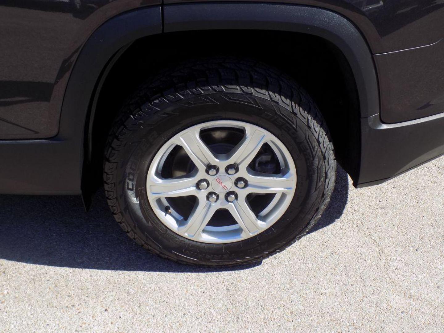 2017 GRAY GMC ACADIA SLE (1GKKNKLA7HZ) with an 2.5L engine, Automatic transmission, located at 830 E. Canino Rd., Houston, TX, 77037, (281) 405-0440, 38.358219, -81.729942 - Photo#12