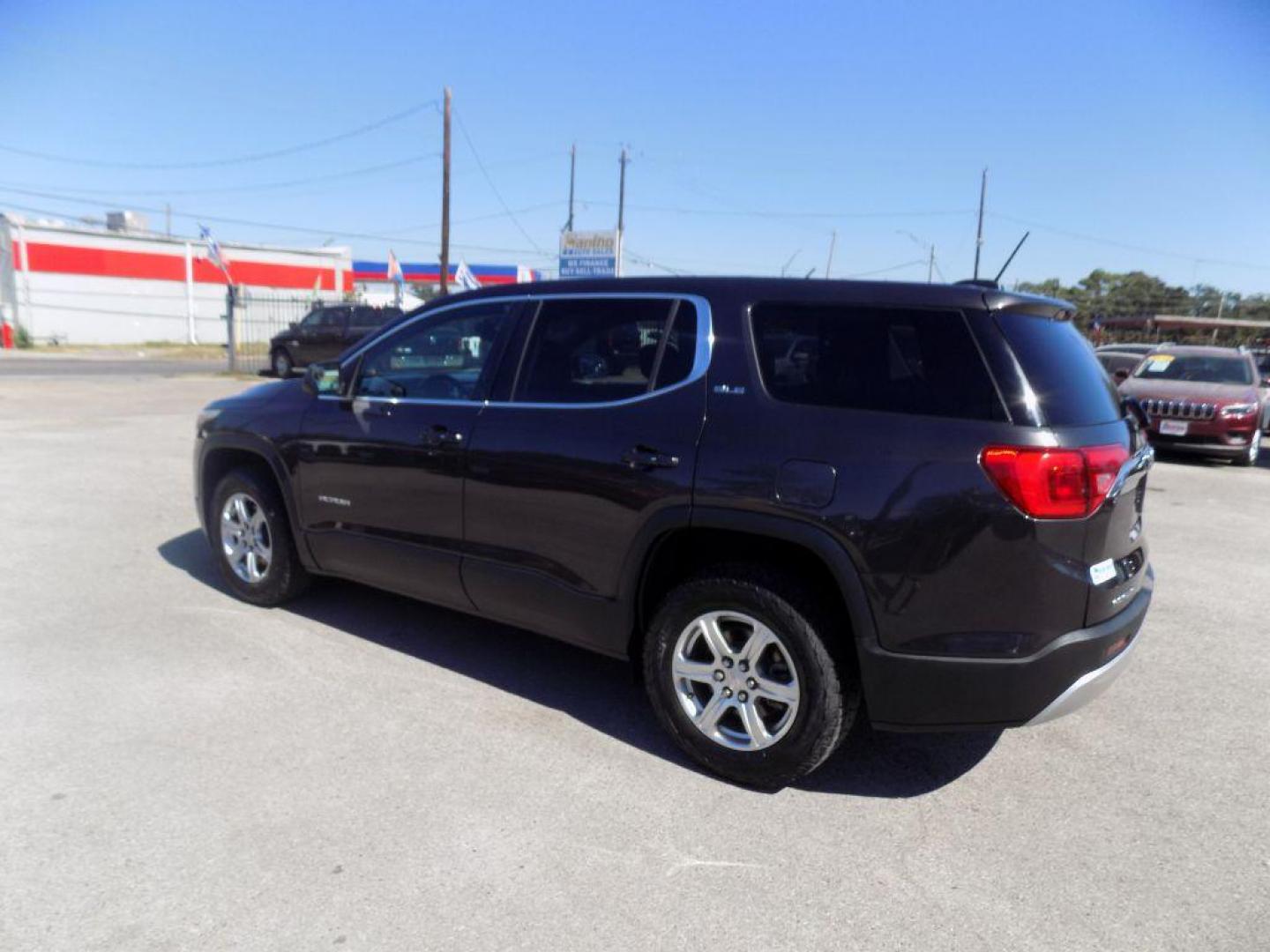 2017 GRAY GMC ACADIA SLE (1GKKNKLA7HZ) with an 2.5L engine, Automatic transmission, located at 830 E. Canino Rd., Houston, TX, 77037, (281) 405-0440, 38.358219, -81.729942 - Photo#4