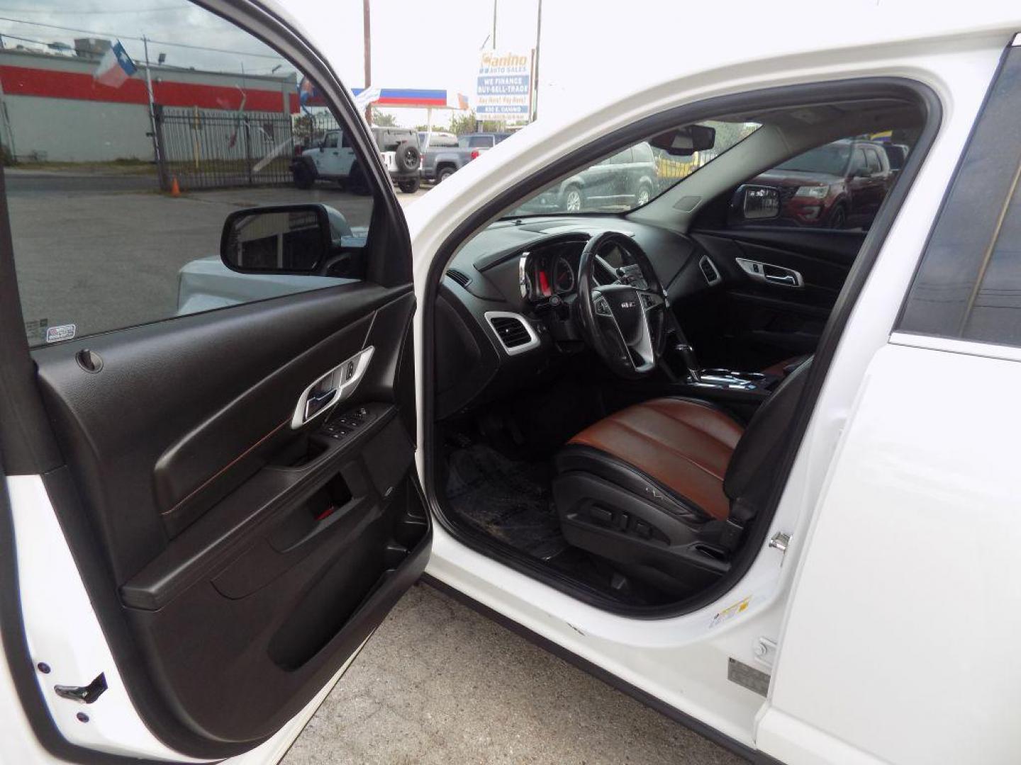 2017 WHITE GMC TERRAIN SLT (2GKALPEK1H6) with an 2.4L engine, Automatic transmission, located at 830 E. Canino Rd., Houston, TX, 77037, (281) 405-0440, 38.358219, -81.729942 - Photo#9