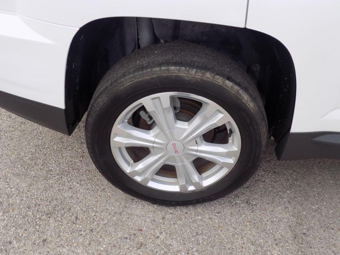 2017 WHITE GMC TERRAIN SLT (2GKALPEK1H6) with an 2.4L engine, Automatic transmission, located at 830 E. Canino Rd., Houston, TX, 77037, (281) 405-0440, 38.358219, -81.729942 - Photo#17