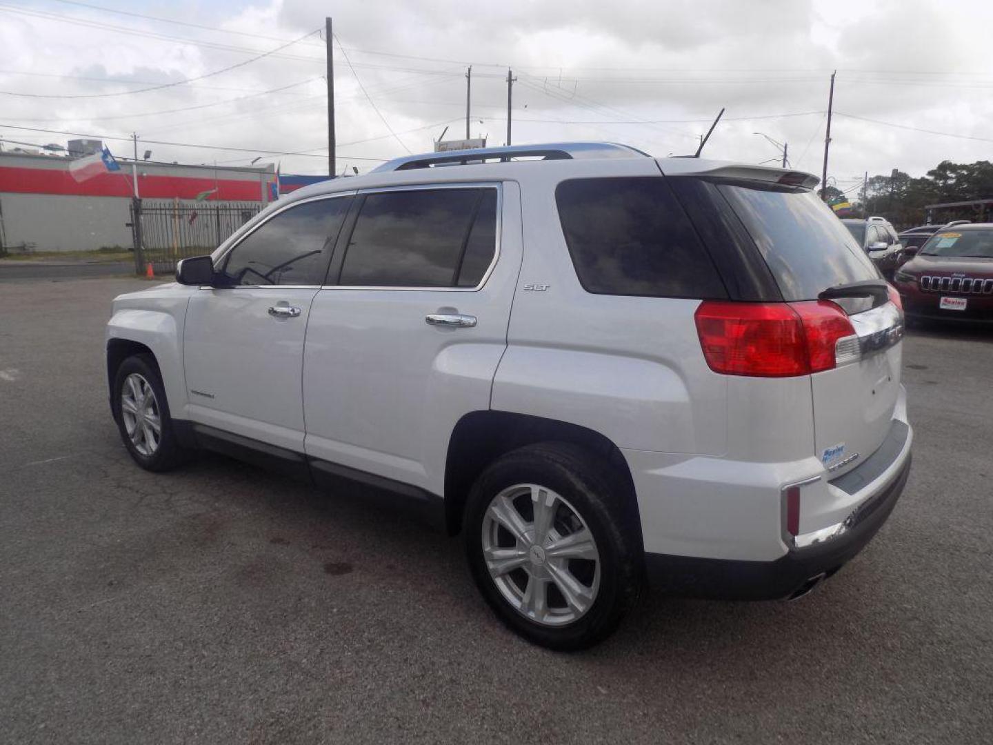 2017 WHITE GMC TERRAIN SLT (2GKALPEK1H6) with an 2.4L engine, Automatic transmission, located at 830 E. Canino Rd., Houston, TX, 77037, (281) 405-0440, 38.358219, -81.729942 - Photo#4