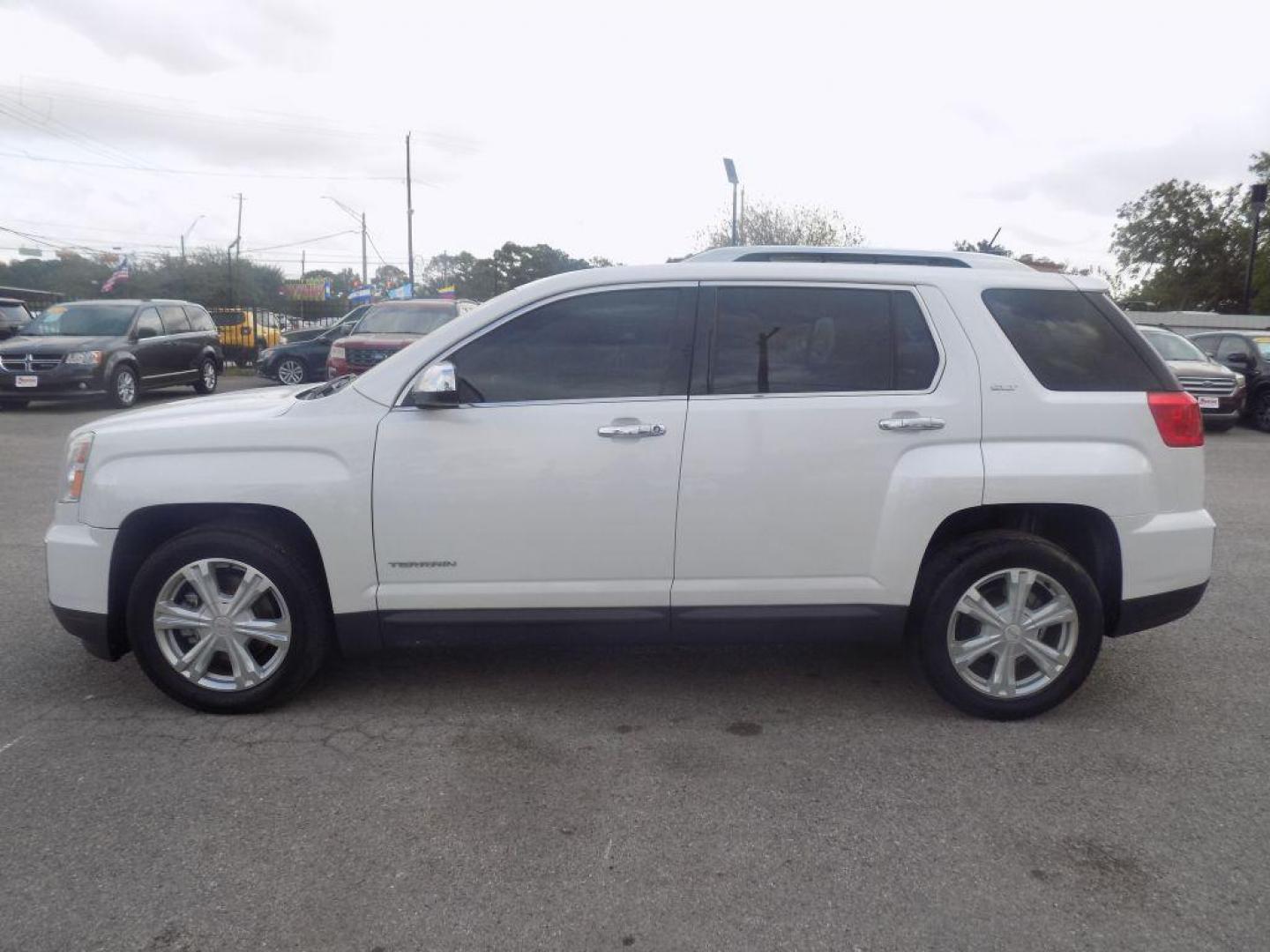 2017 WHITE GMC TERRAIN SLT (2GKALPEK1H6) with an 2.4L engine, Automatic transmission, located at 830 E. Canino Rd., Houston, TX, 77037, (281) 405-0440, 38.358219, -81.729942 - Photo#5