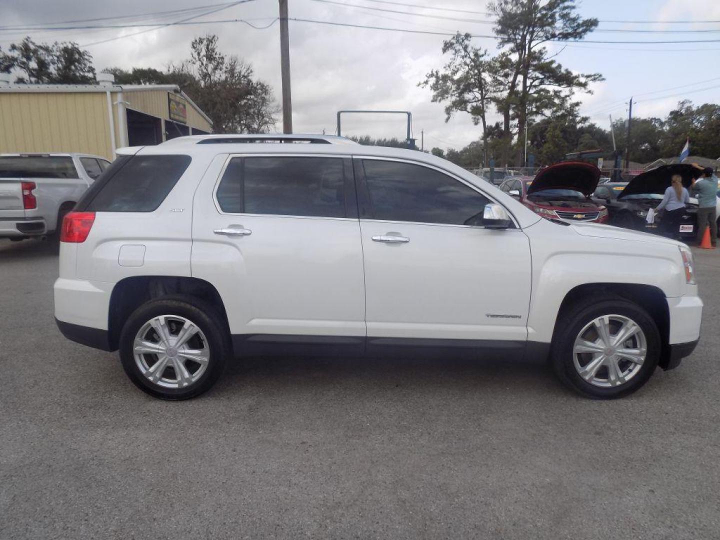 2017 WHITE GMC TERRAIN SLT (2GKALPEK1H6) with an 2.4L engine, Automatic transmission, located at 830 E. Canino Rd., Houston, TX, 77037, (281) 405-0440, 38.358219, -81.729942 - Photo#7