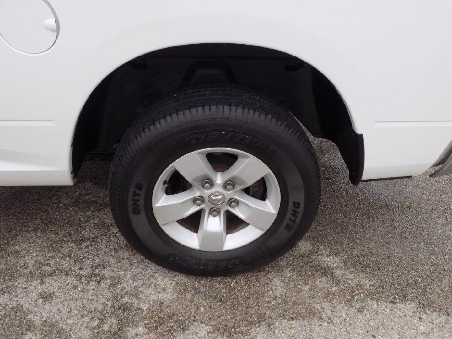 2018 WHITE RAM 1500 SLT (1C6RR6GG6JS) with an 3.6L engine, Automatic transmission, located at 830 E. Canino Rd., Houston, TX, 77037, (281) 405-0440, 38.358219, -81.729942 - Photo#17