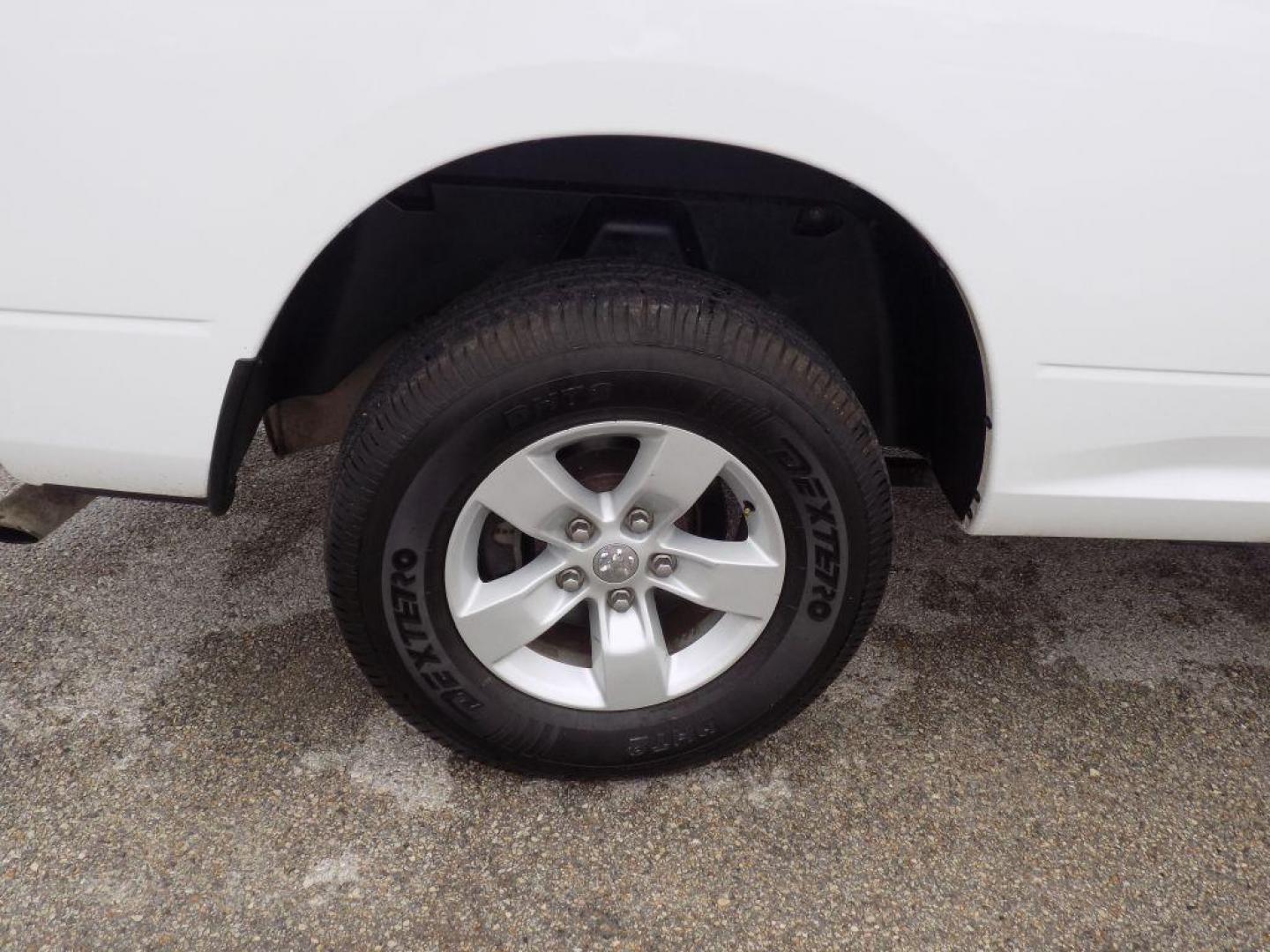 2018 WHITE RAM 1500 SLT (1C6RR6GG6JS) with an 3.6L engine, Automatic transmission, located at 830 E. Canino Rd., Houston, TX, 77037, (281) 405-0440, 38.358219, -81.729942 - Photo#20