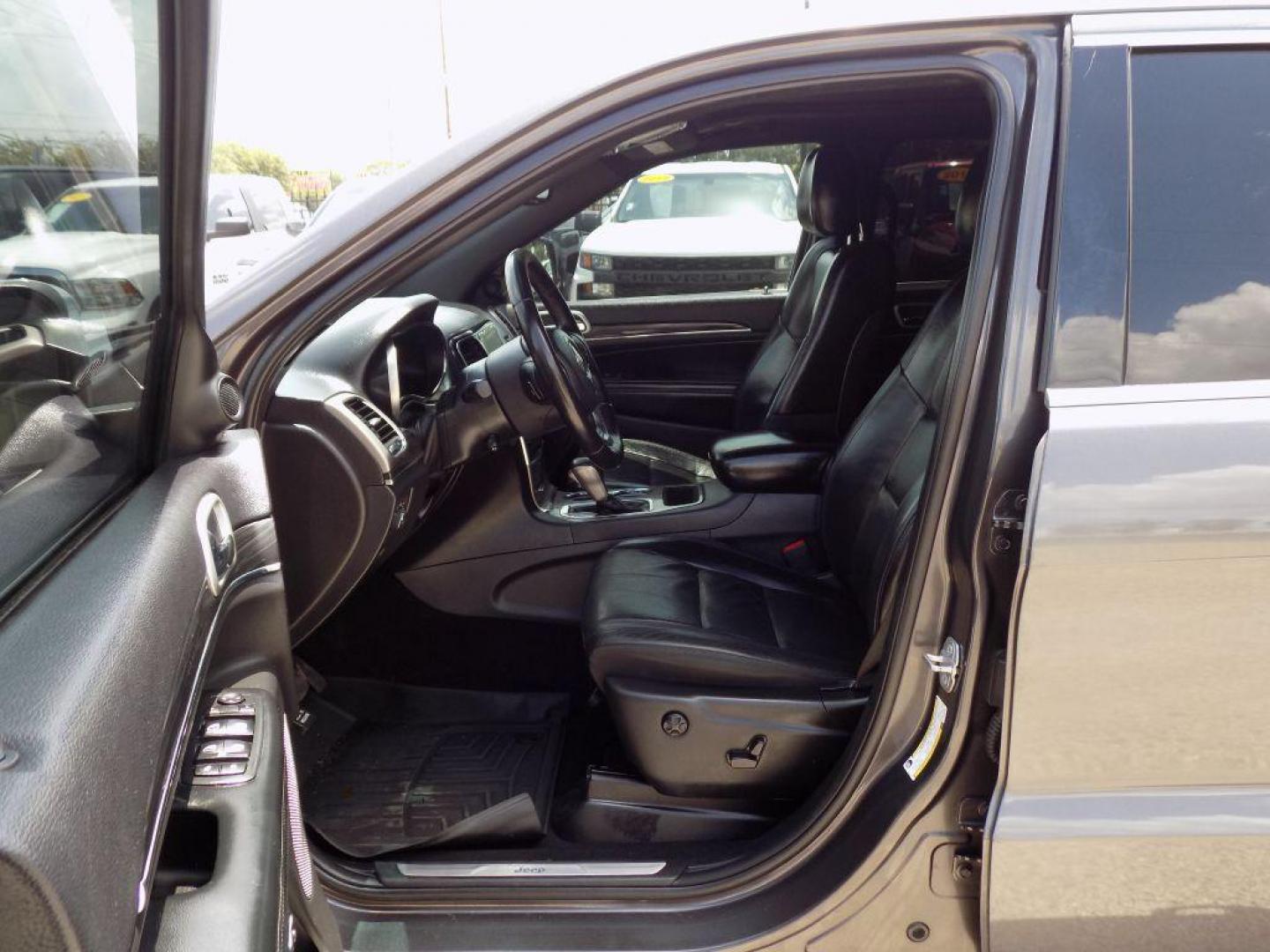 2019 GRAY JEEP GRAND CHEROKEE LIMITED (1C4RJEBG4KC) with an 3.6L engine, Automatic transmission, located at 830 E. Canino Rd., Houston, TX, 77037, (281) 405-0440, 38.358219, -81.729942 - Photo#8