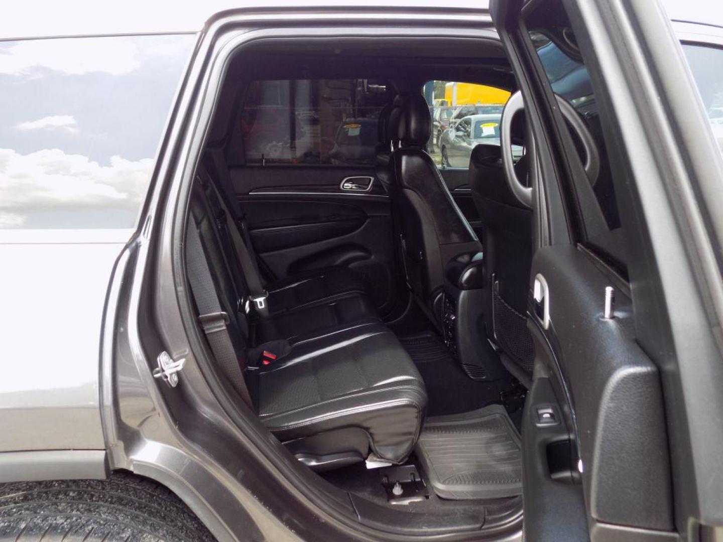2019 GRAY JEEP GRAND CHEROKEE LIMITED (1C4RJEBG4KC) with an 3.6L engine, Automatic transmission, located at 830 E. Canino Rd., Houston, TX, 77037, (281) 405-0440, 38.358219, -81.729942 - Photo#11
