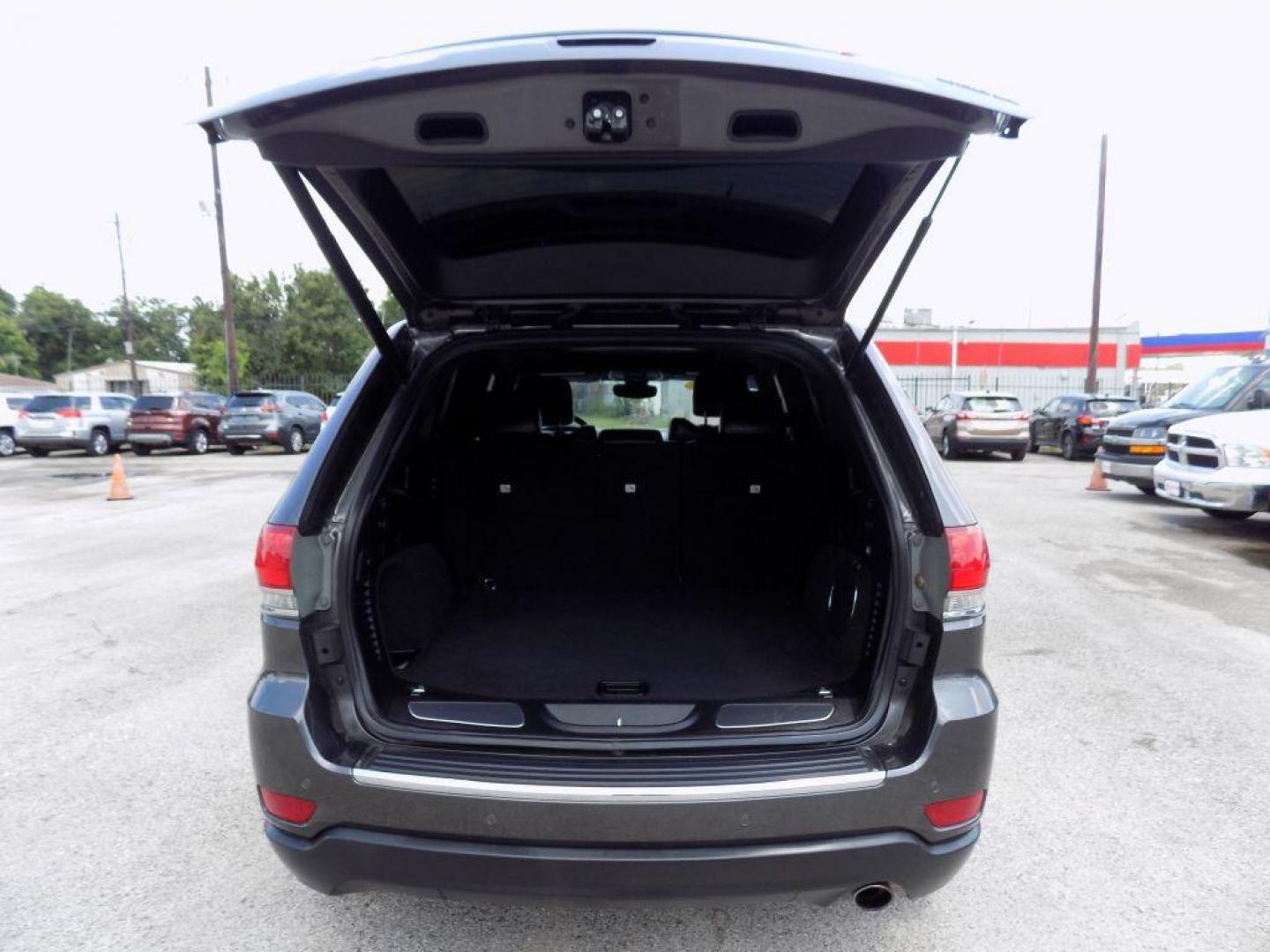 2019 GRAY JEEP GRAND CHEROKEE LIMITED (1C4RJEBG4KC) with an 3.6L engine, Automatic transmission, located at 830 E. Canino Rd., Houston, TX, 77037, (281) 405-0440, 38.358219, -81.729942 - Photo#12