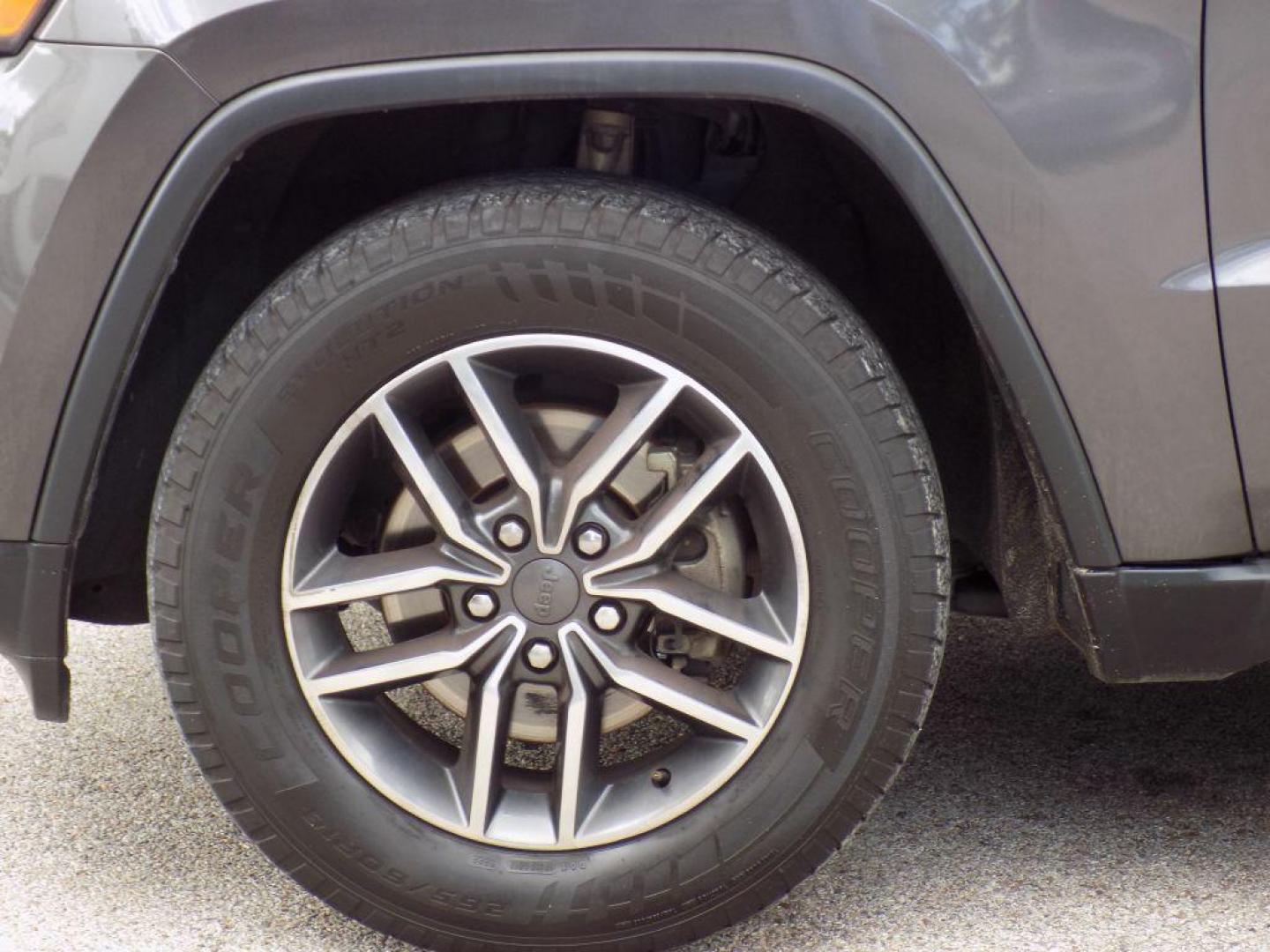 2019 GRAY JEEP GRAND CHEROKEE LIMITED (1C4RJEBG4KC) with an 3.6L engine, Automatic transmission, located at 830 E. Canino Rd., Houston, TX, 77037, (281) 405-0440, 38.358219, -81.729942 - Photo#18