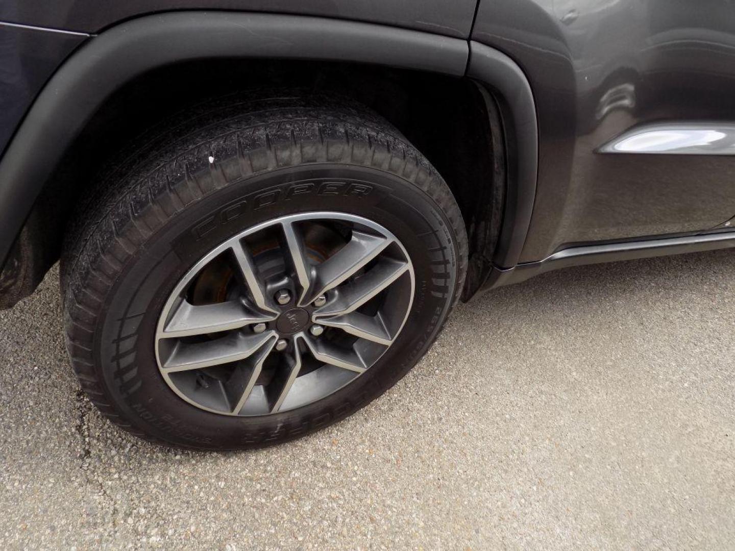 2019 GRAY JEEP GRAND CHEROKEE LIMITED (1C4RJEBG4KC) with an 3.6L engine, Automatic transmission, located at 830 E. Canino Rd., Houston, TX, 77037, (281) 405-0440, 38.358219, -81.729942 - Photo#20