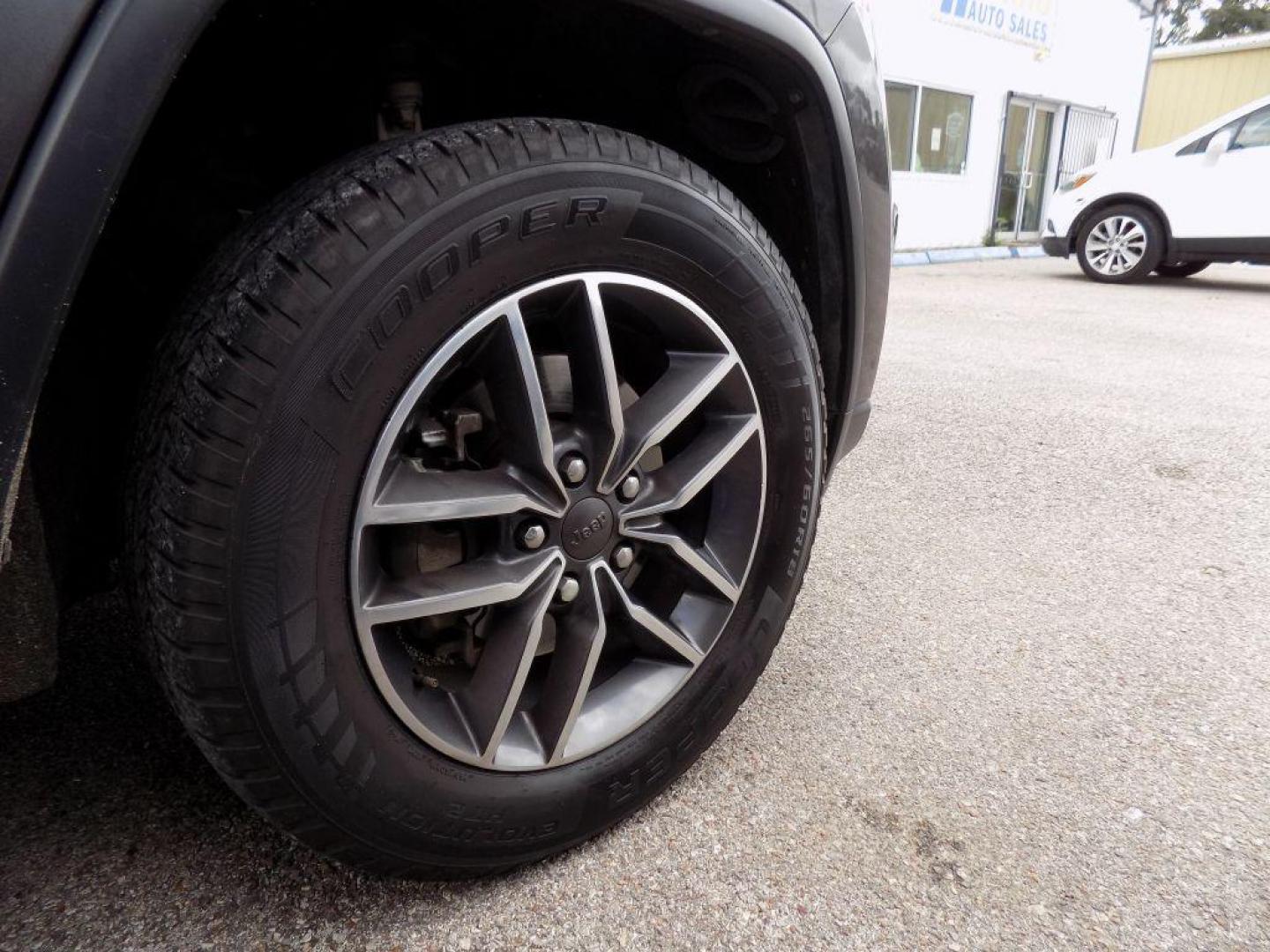 2019 GRAY JEEP GRAND CHEROKEE LIMITED (1C4RJEBG4KC) with an 3.6L engine, Automatic transmission, located at 830 E. Canino Rd., Houston, TX, 77037, (281) 405-0440, 38.358219, -81.729942 - Photo#21