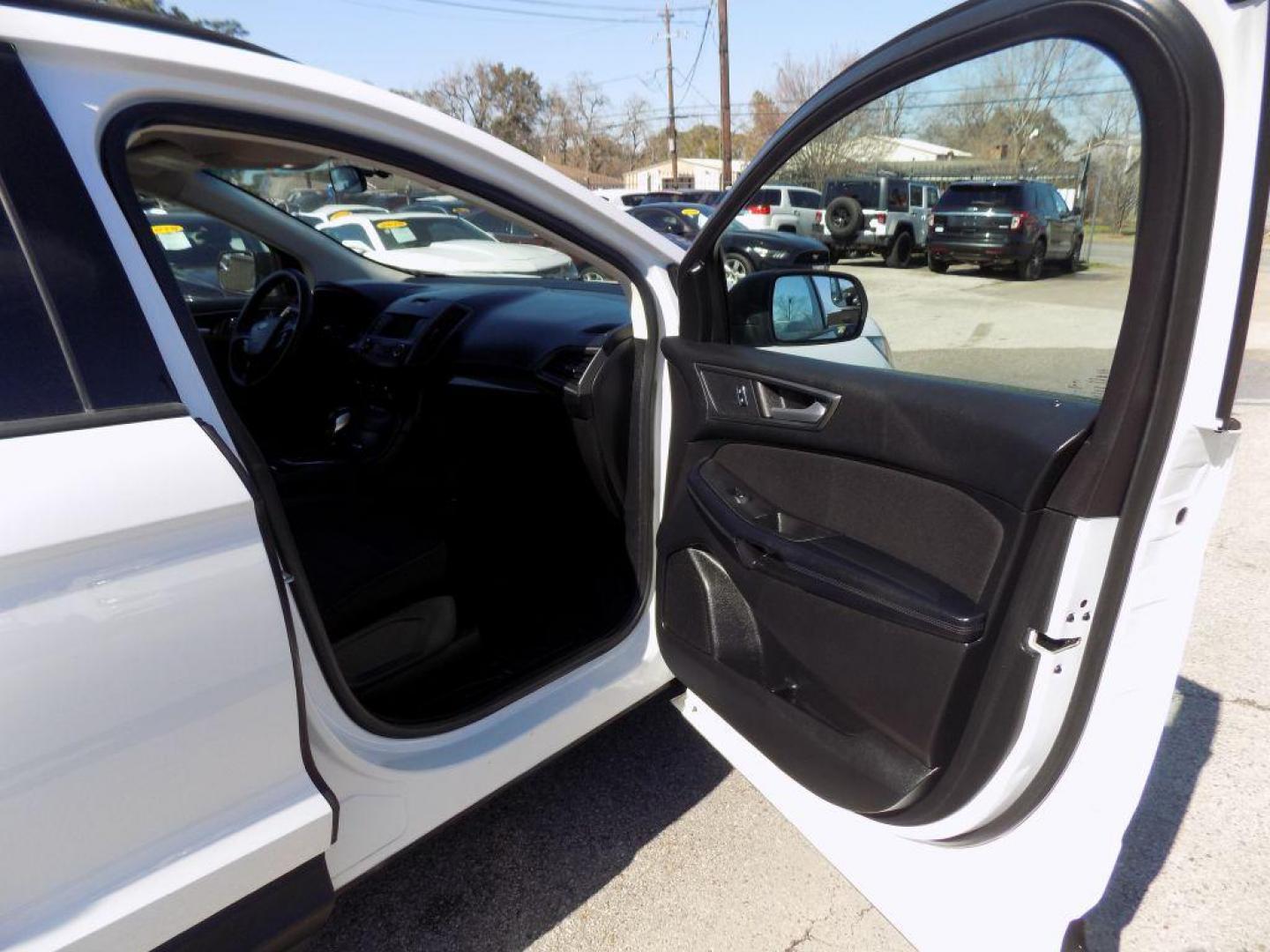 2018 WHITE FORD EDGE SE (2FMPK3G93JB) with an 2.0L engine, Automatic transmission, located at 830 E. Canino Rd., Houston, TX, 77037, (281) 405-0440, 38.358219, -81.729942 - Photo#9
