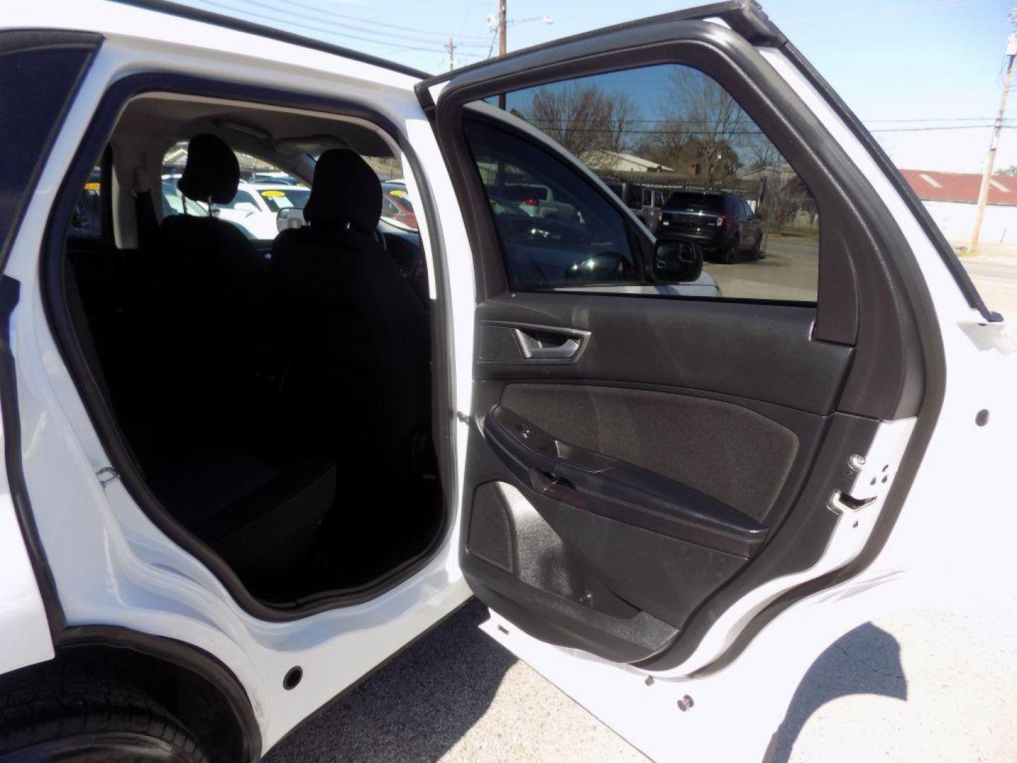 2018 WHITE FORD EDGE SE (2FMPK3G93JB) with an 2.0L engine, Automatic transmission, located at 830 E. Canino Rd., Houston, TX, 77037, (281) 405-0440, 38.358219, -81.729942 - Photo#11