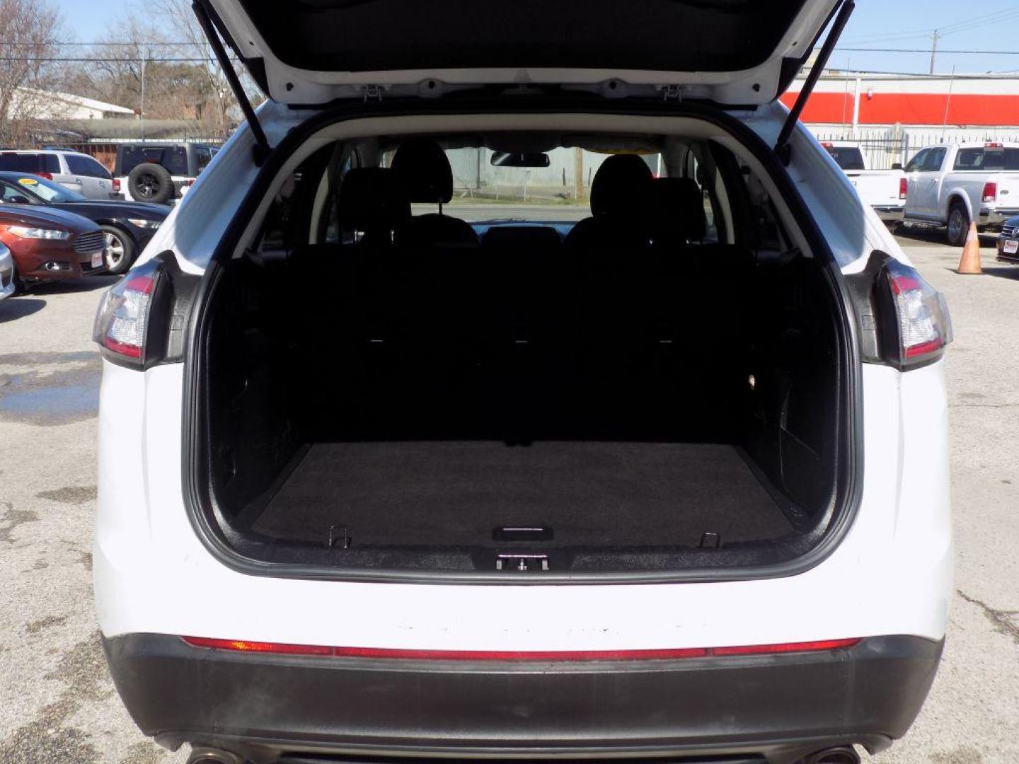 2018 WHITE FORD EDGE SE (2FMPK3G93JB) with an 2.0L engine, Automatic transmission, located at 830 E. Canino Rd., Houston, TX, 77037, (281) 405-0440, 38.358219, -81.729942 - Photo#14
