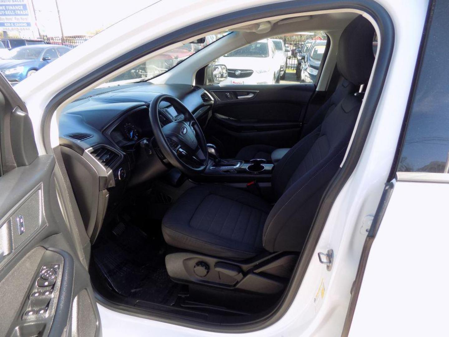 2018 WHITE FORD EDGE SE (2FMPK3G93JB) with an 2.0L engine, Automatic transmission, located at 830 E. Canino Rd., Houston, TX, 77037, (281) 405-0440, 38.358219, -81.729942 - Photo#16