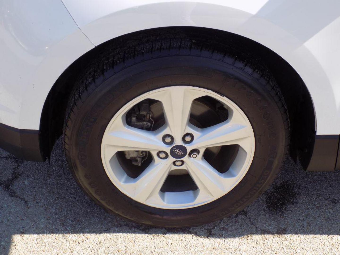 2018 WHITE FORD EDGE SE (2FMPK3G93JB) with an 2.0L engine, Automatic transmission, located at 830 E. Canino Rd., Houston, TX, 77037, (281) 405-0440, 38.358219, -81.729942 - Photo#18