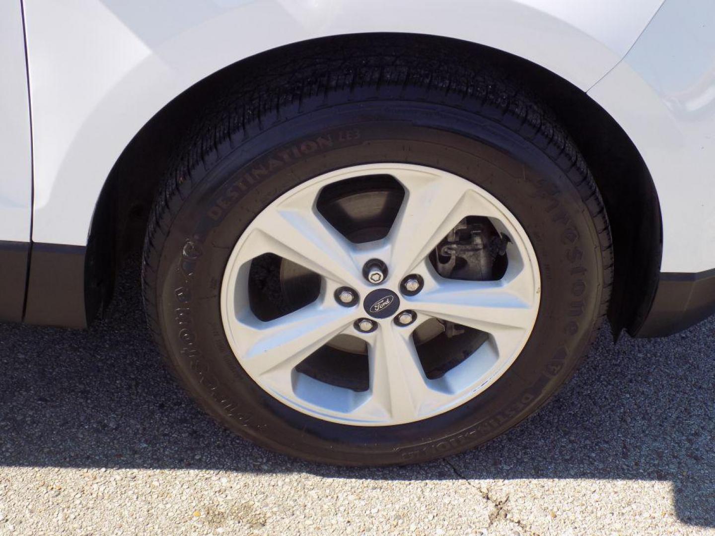 2018 WHITE FORD EDGE SE (2FMPK3G93JB) with an 2.0L engine, Automatic transmission, located at 830 E. Canino Rd., Houston, TX, 77037, (281) 405-0440, 38.358219, -81.729942 - Photo#19