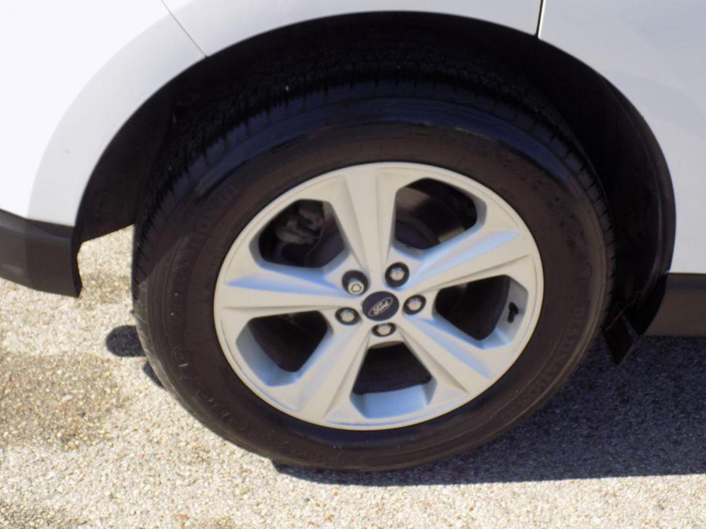 2018 WHITE FORD EDGE SE (2FMPK3G93JB) with an 2.0L engine, Automatic transmission, located at 830 E. Canino Rd., Houston, TX, 77037, (281) 405-0440, 38.358219, -81.729942 - Photo#20
