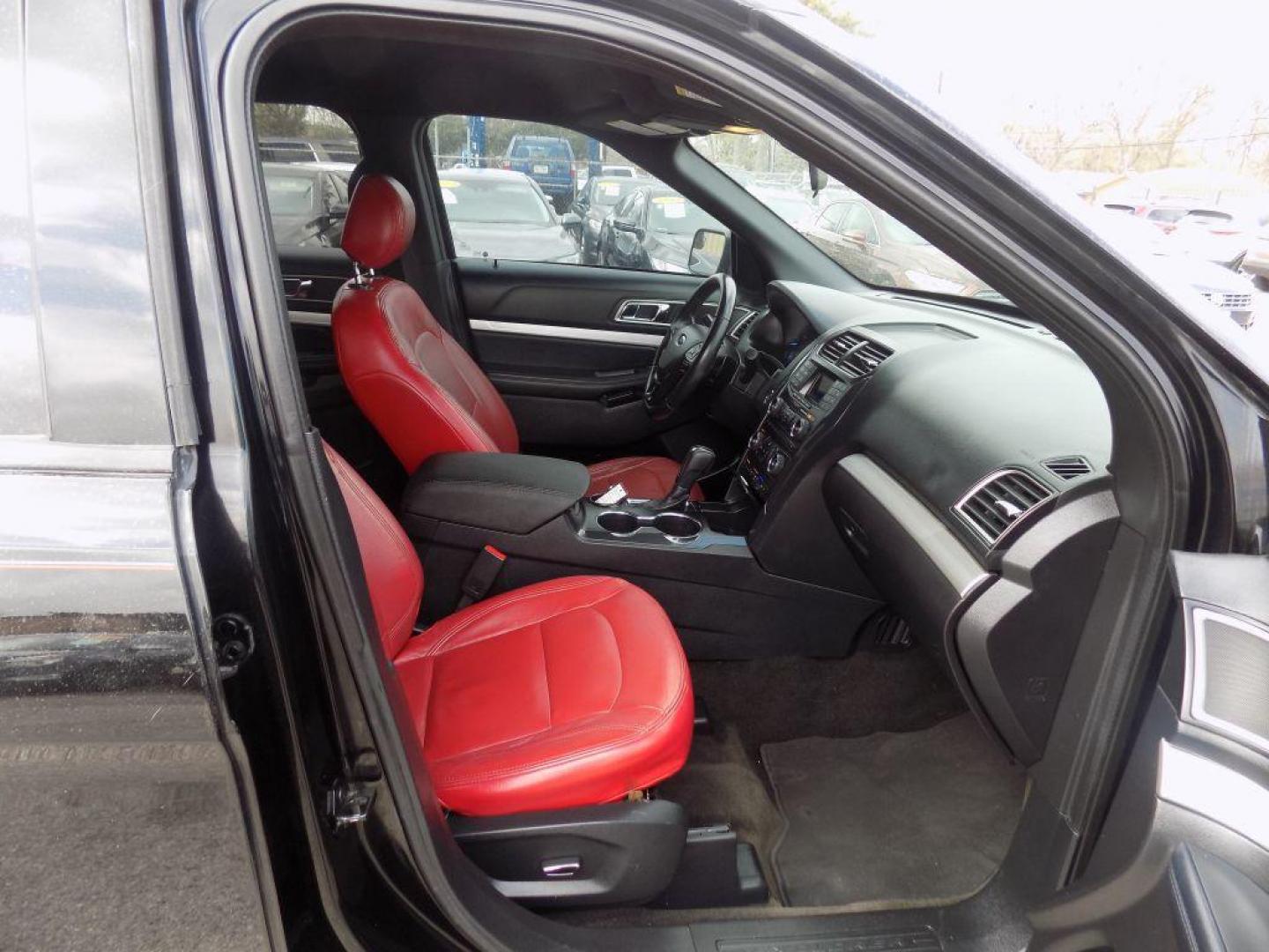 2017 BLACK FORD EXPLORER XLT (1FM5K7D81HG) with an 3.5L engine, Automatic transmission, located at 830 E. Canino Rd., Houston, TX, 77037, (281) 405-0440, 38.358219, -81.729942 - Photo#9