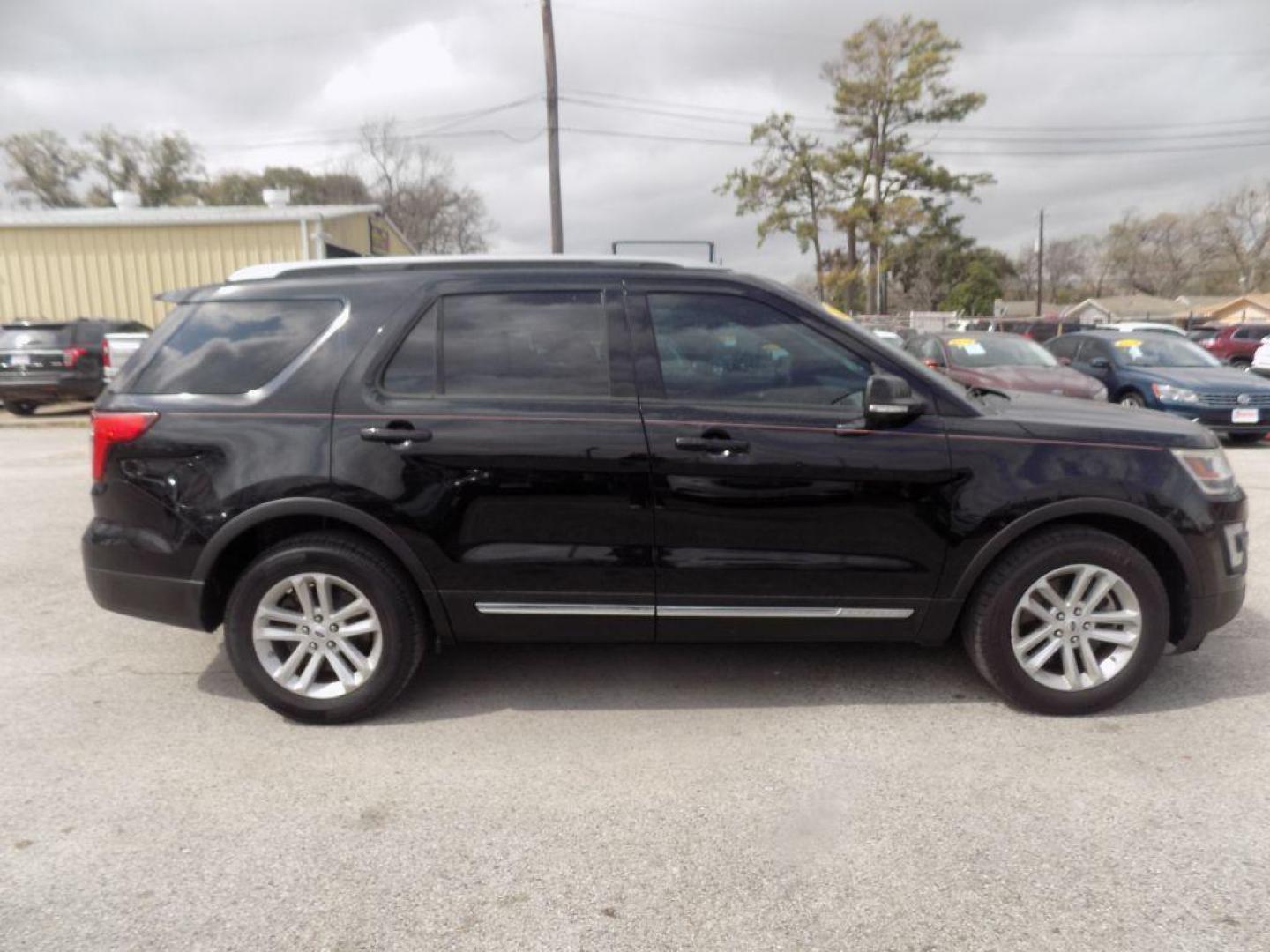 2017 BLACK FORD EXPLORER XLT (1FM5K7D81HG) with an 3.5L engine, Automatic transmission, located at 830 E. Canino Rd., Houston, TX, 77037, (281) 405-0440, 38.358219, -81.729942 - Photo#1
