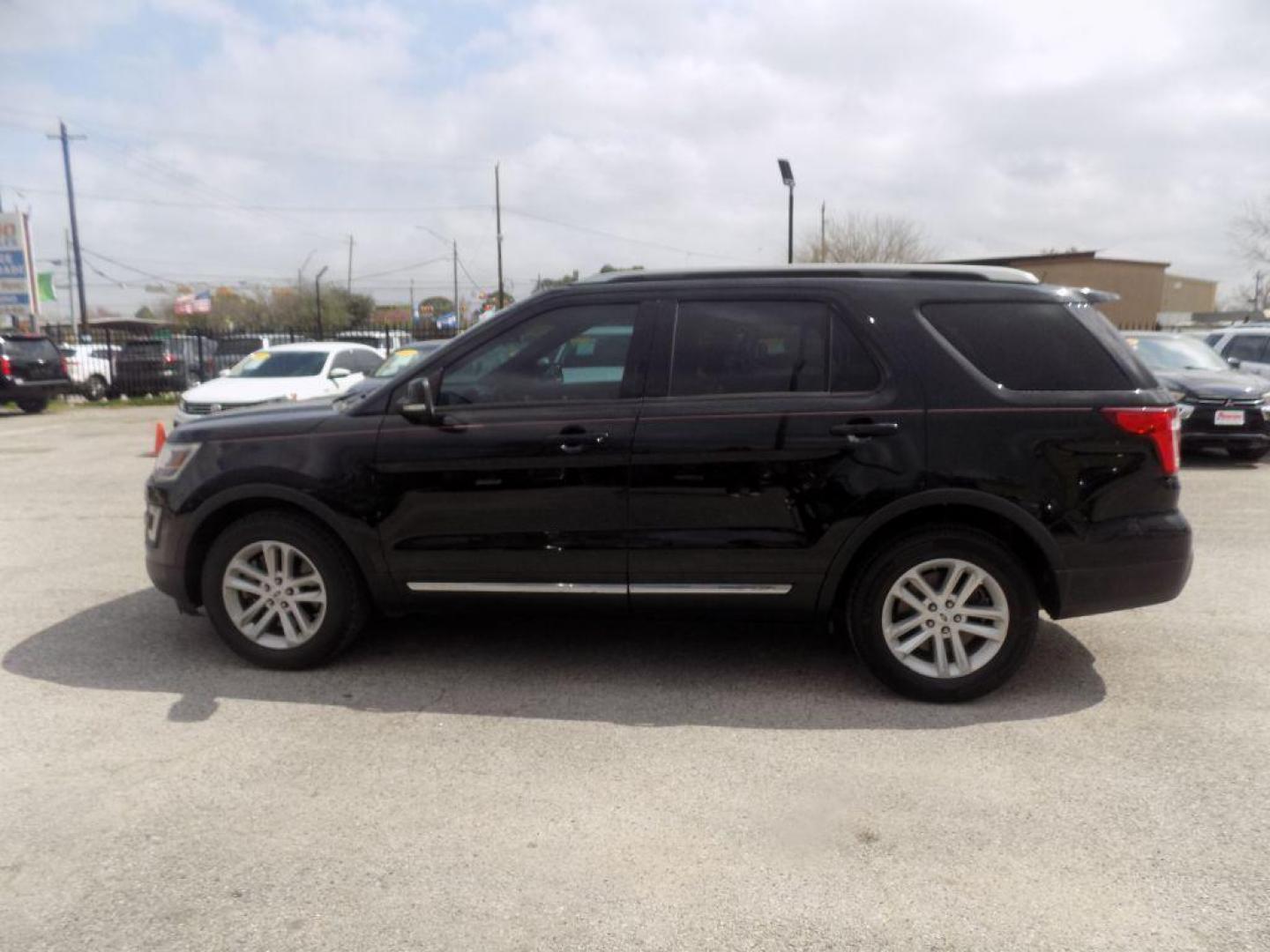 2017 BLACK FORD EXPLORER XLT (1FM5K7D81HG) with an 3.5L engine, Automatic transmission, located at 830 E. Canino Rd., Houston, TX, 77037, (281) 405-0440, 38.358219, -81.729942 - Photo#3
