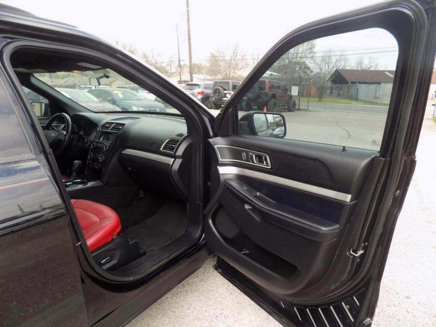 2017 BLACK FORD EXPLORER XLT (1FM5K7D81HG) with an 3.5L engine, Automatic transmission, located at 830 E. Canino Rd., Houston, TX, 77037, (281) 405-0440, 38.358219, -81.729942 - Photo#8